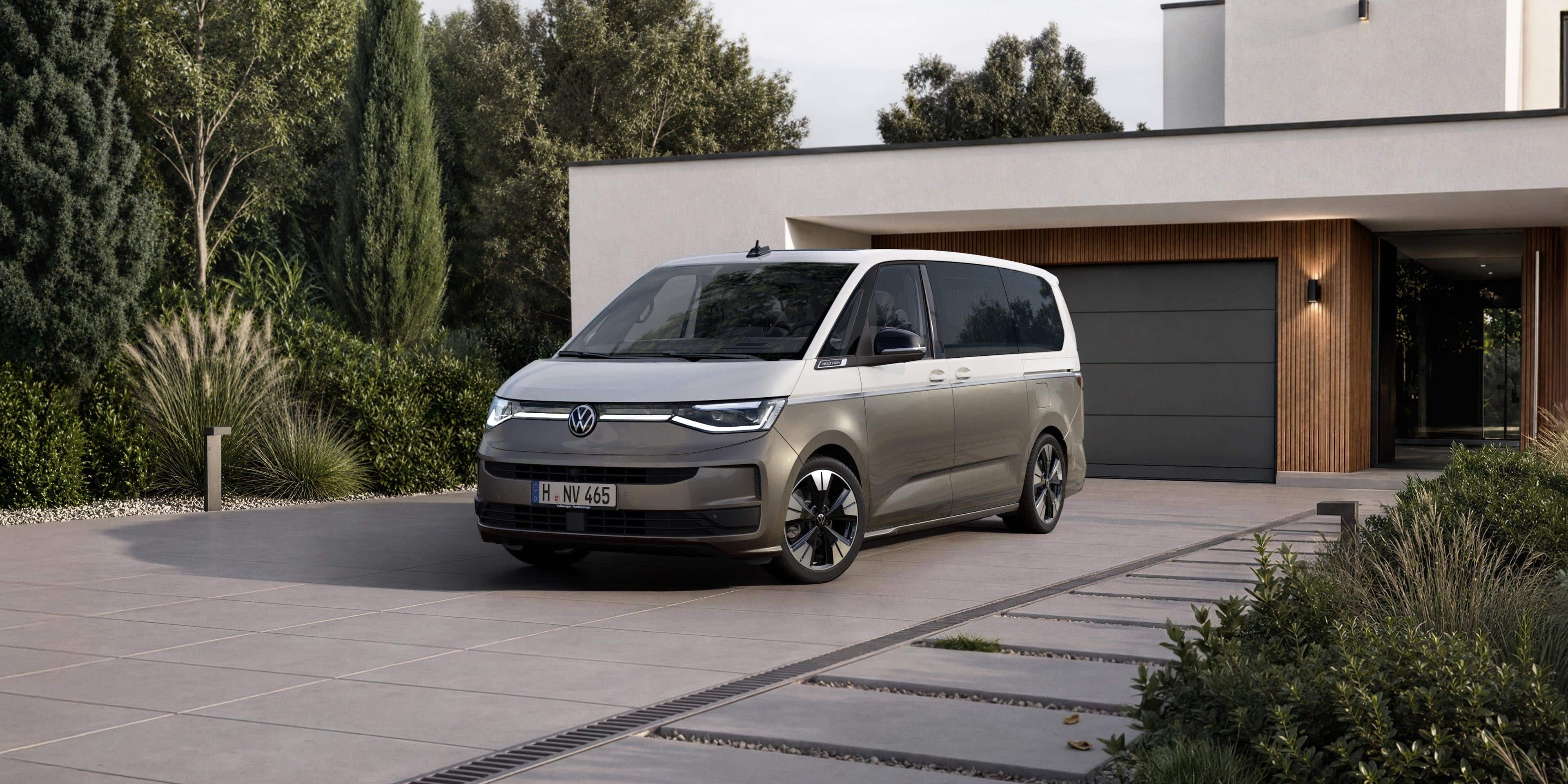 VW Multivan num caminho de acesso em frente a uma casa moderna.
