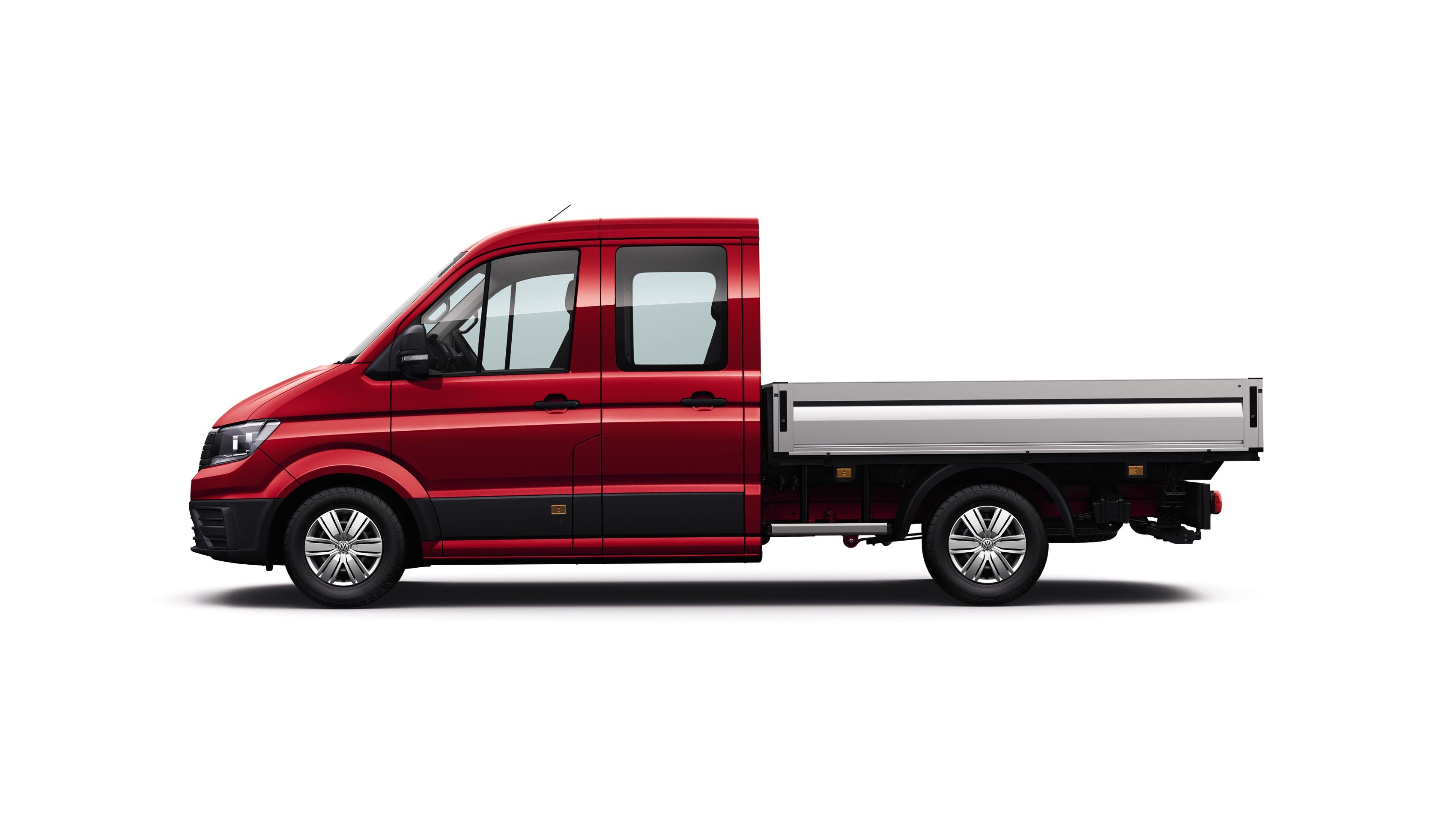 Com 6204 mm de comprimento, esta versão da carrinha Crafter Chassis Cabina com distância média entre eixos e cabina dupla oferece uma superfície de carga de até 5,5 m². E espaço suficiente para transportar até sete passageiros.