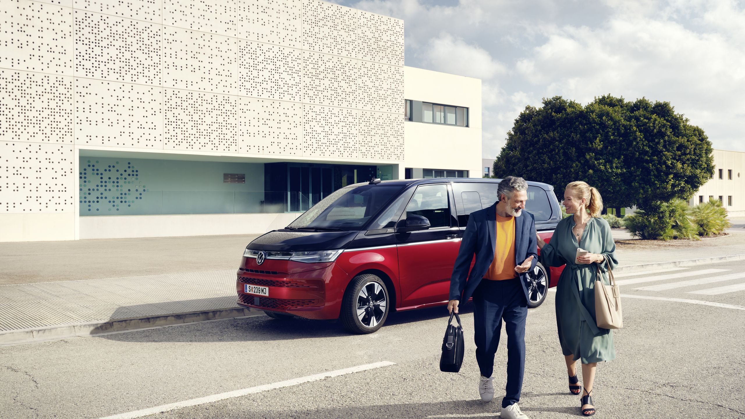 Der neue VW T7 Multivan Style in Rot und Schwarz.