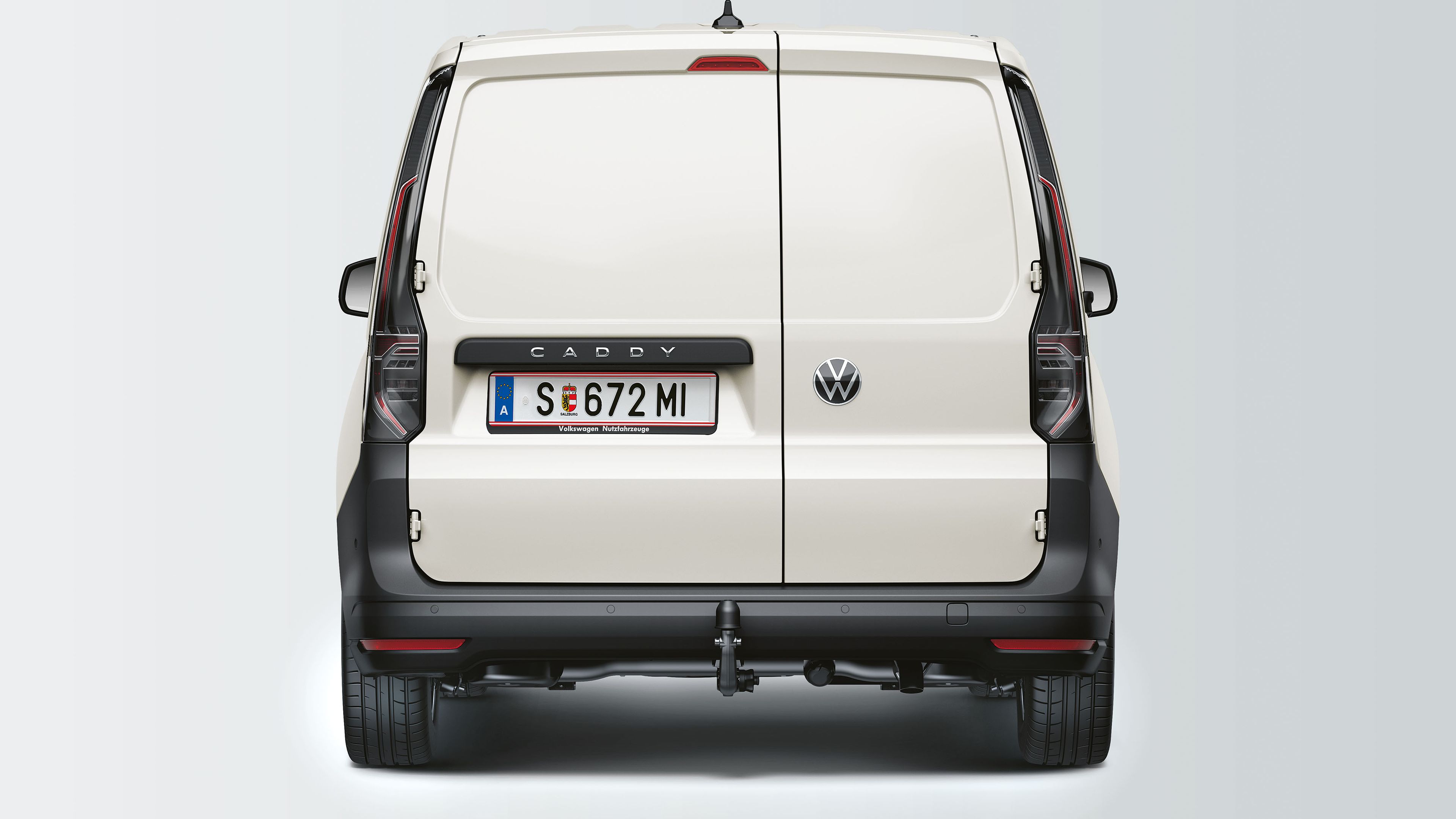 Um Caddy Cargo VW com portas traseiras chapeadas visto de trás