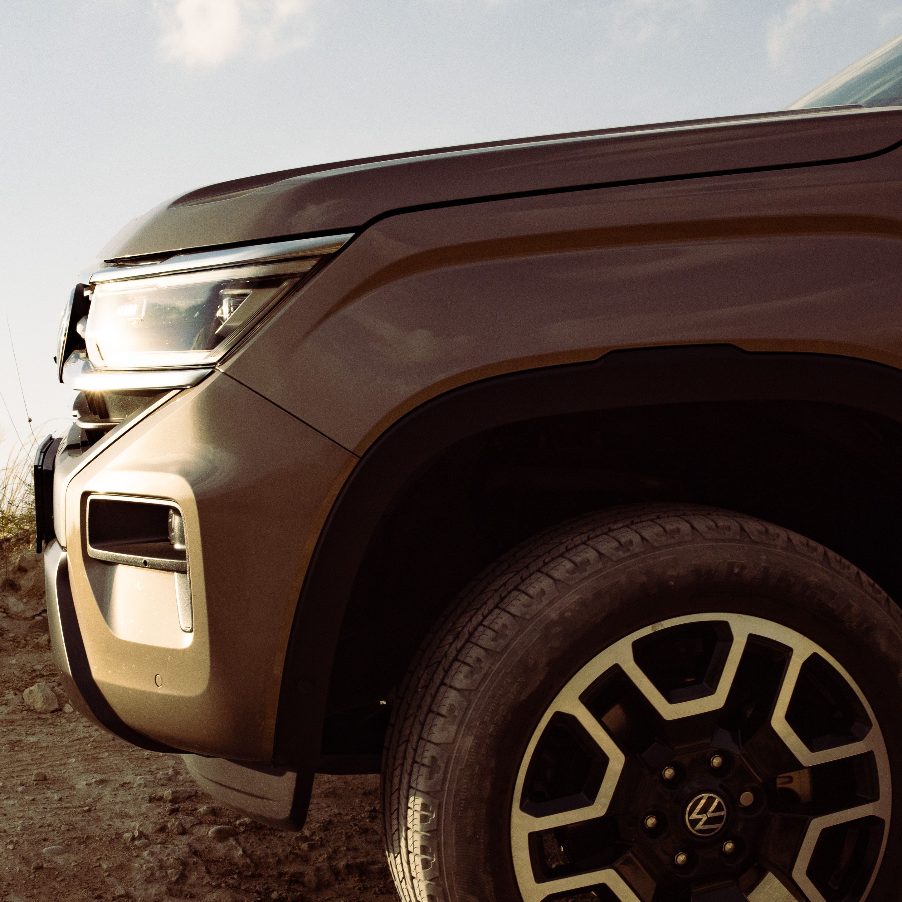 Detalhes da frente do VW Amarok, numa floresta