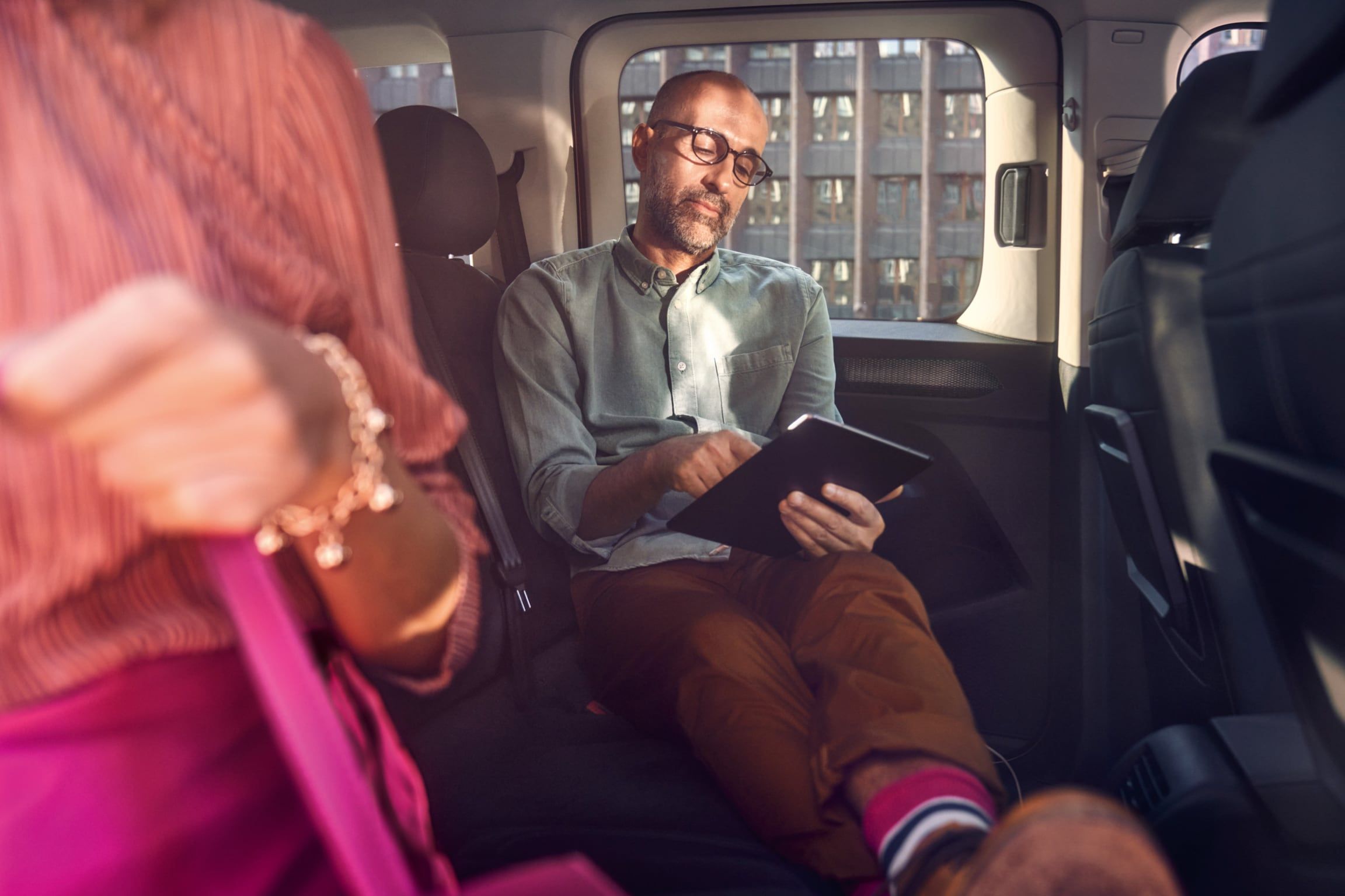 Um homem sentado na confortável Volkswagen Caddy