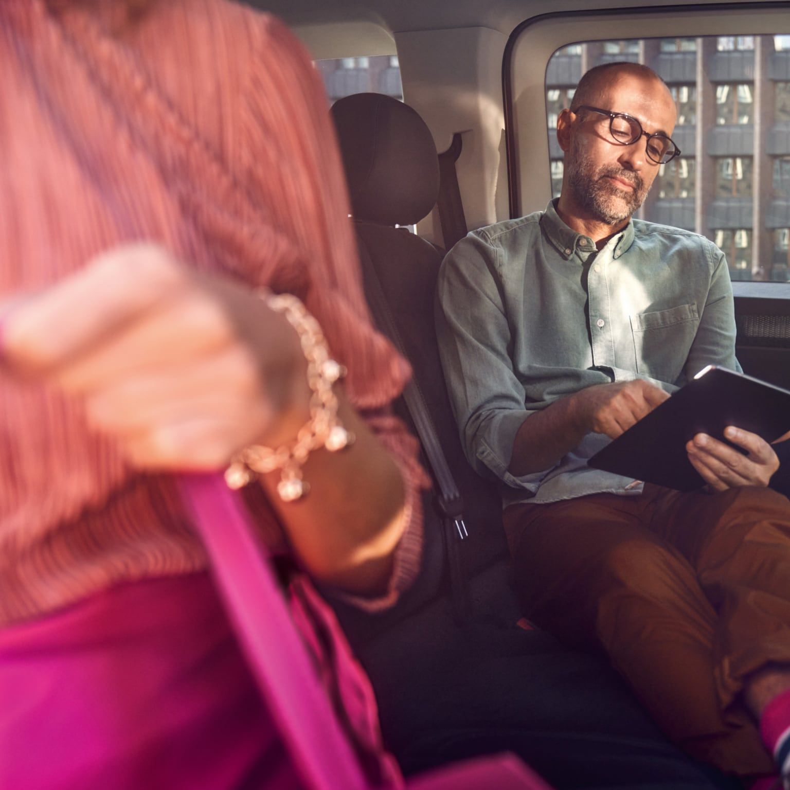 Um homem sentado na confortável Volkswagen Caddy
