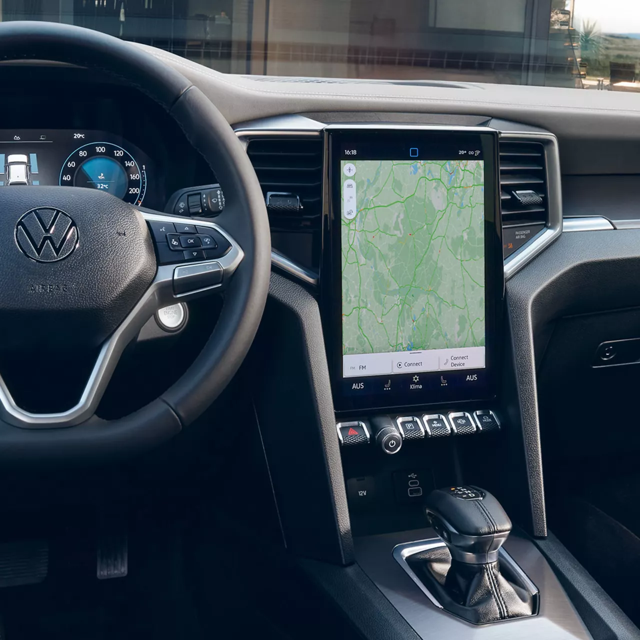 Vista do volante e infotainment do Amarok, cockpit digital