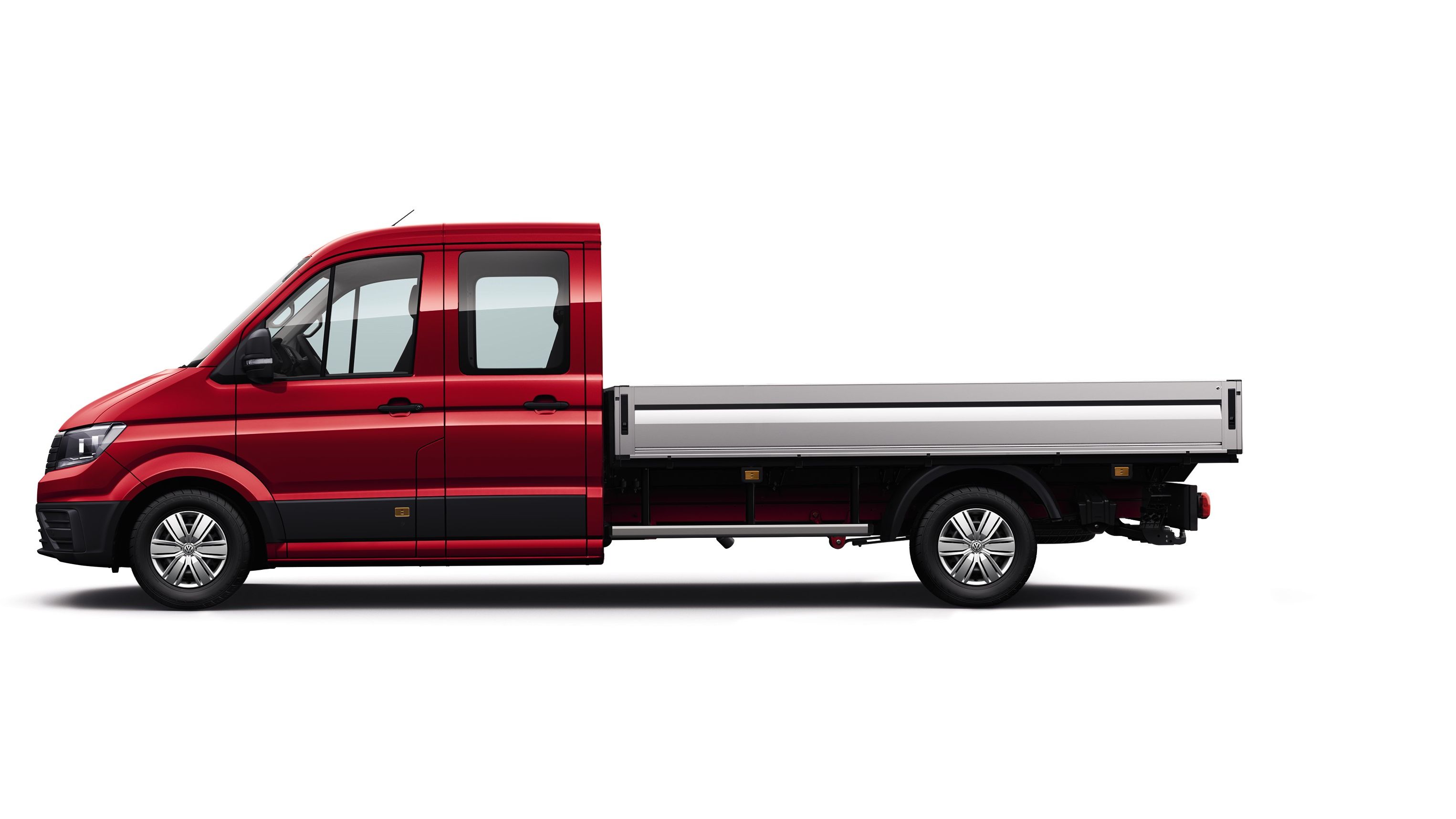 A Crafter Chassis Cabina da Volkswagen Veículos Comerciais com distância longa entre eixos e cabina dupla vista de lado.