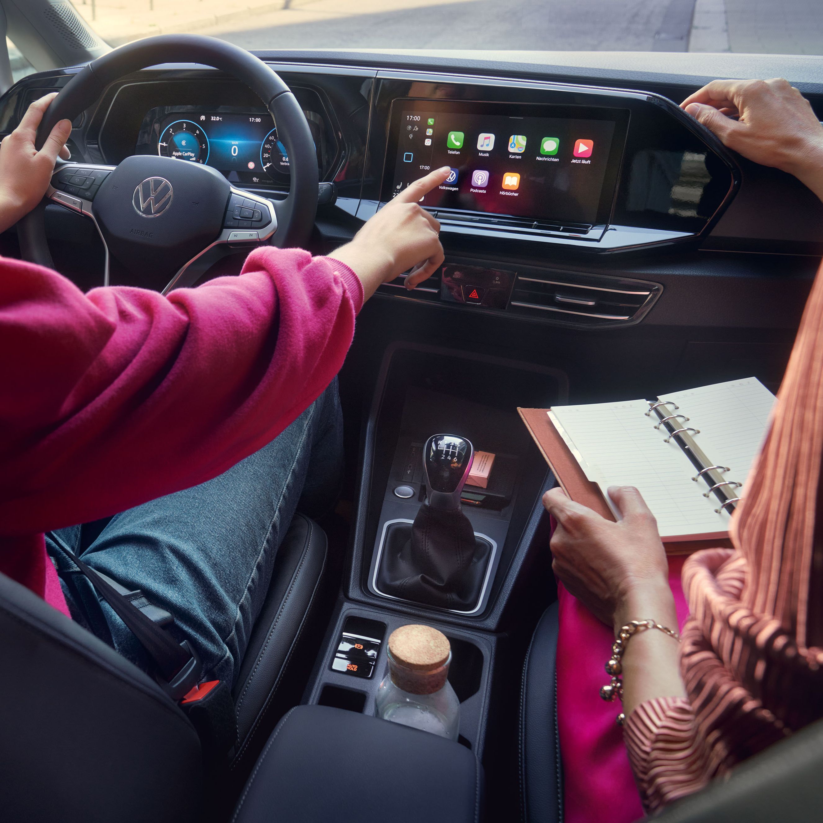 Frau sitzt in Caddy Kobmi und fährt.