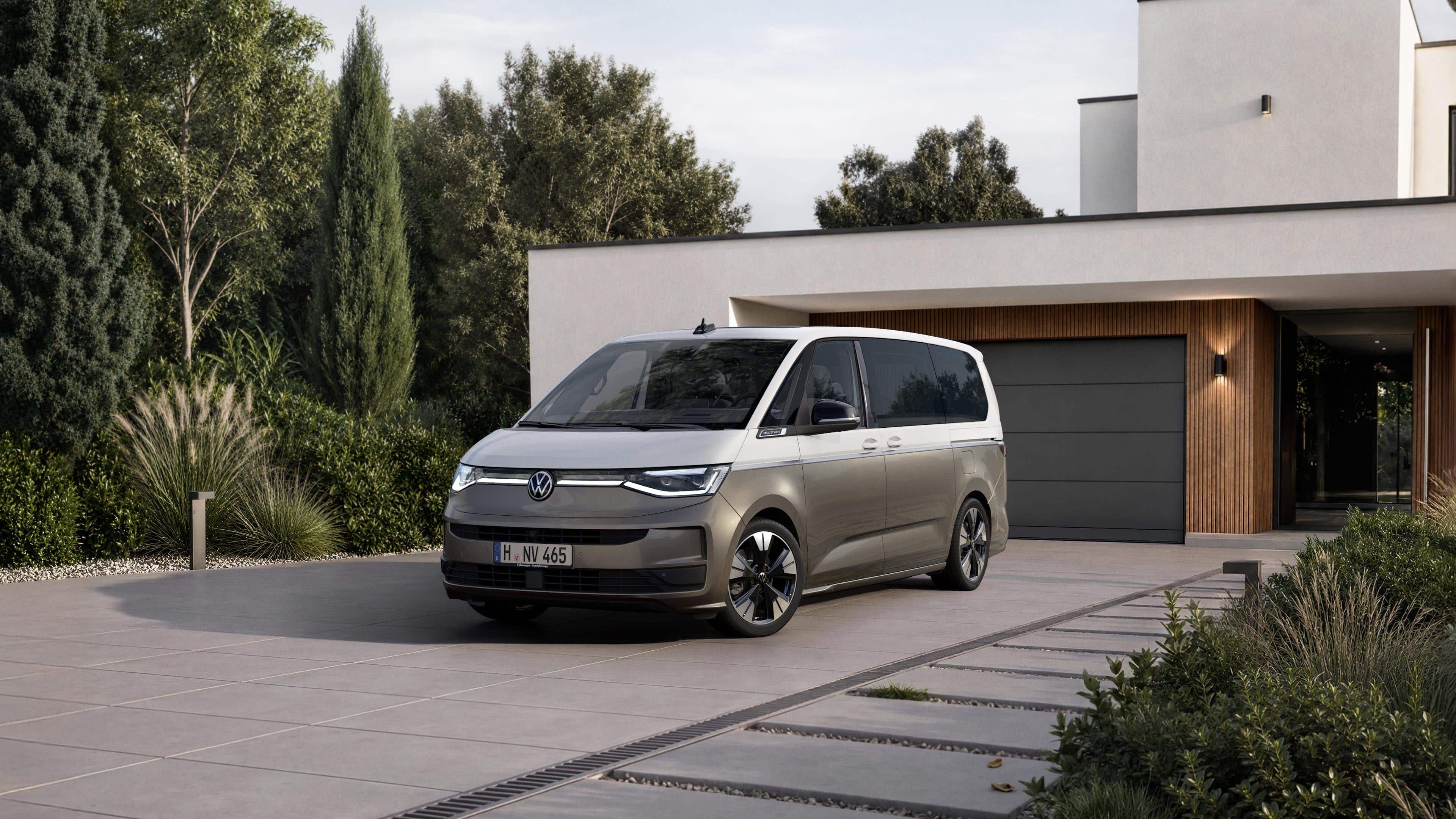 VW Multivan num caminho de acesso em frente a uma casa moderna.