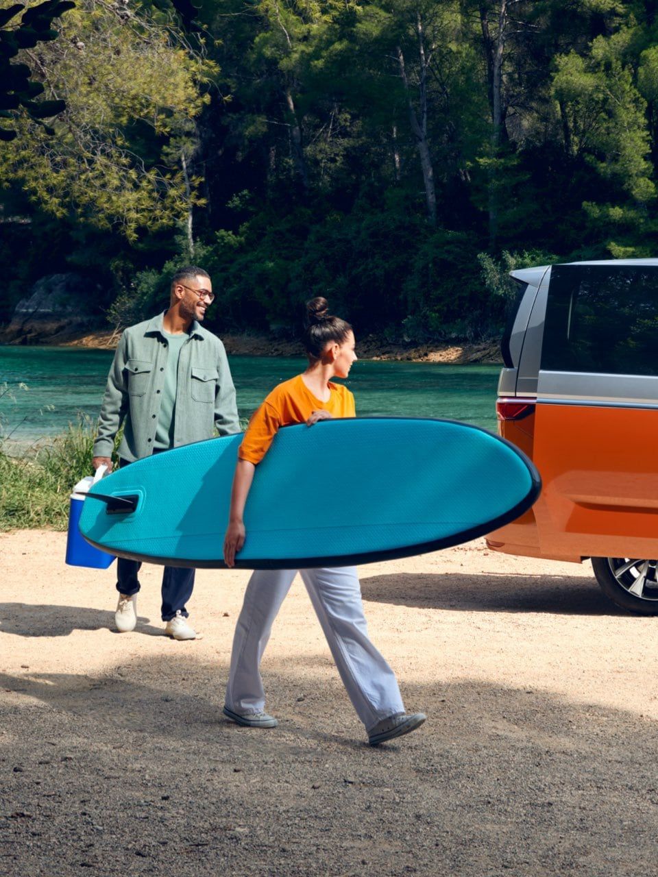 Uma família estaciona o seu VW Multivan Energetic numa praia fluvial.