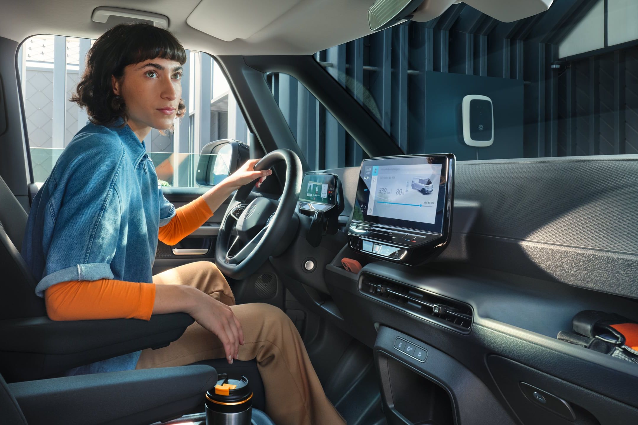 Frau steuert einen ID. Buzz, Aufnahme aus der Fahrerkabine