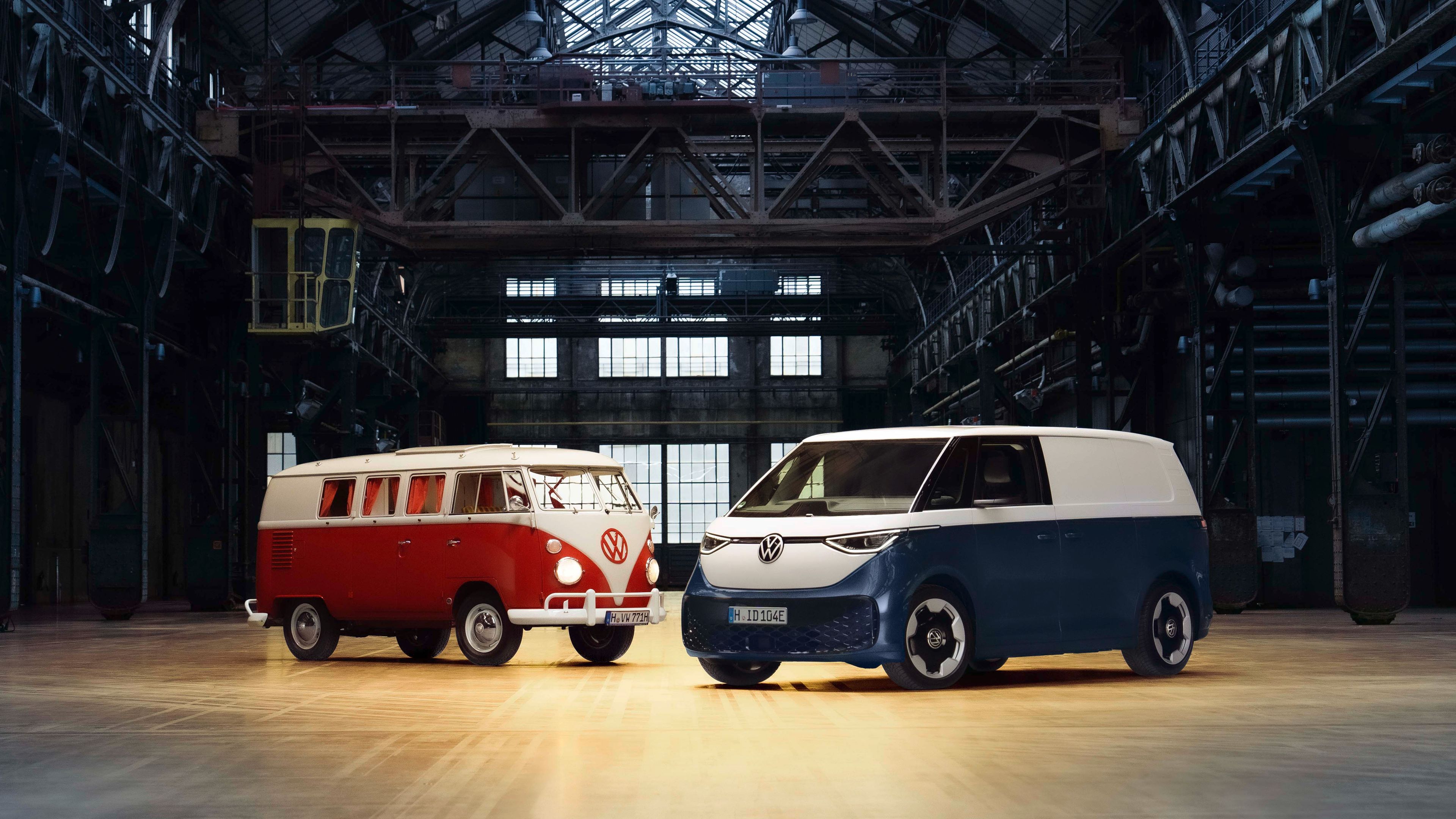 Um VW T1 e ID. Buzz Cargo num armazém.