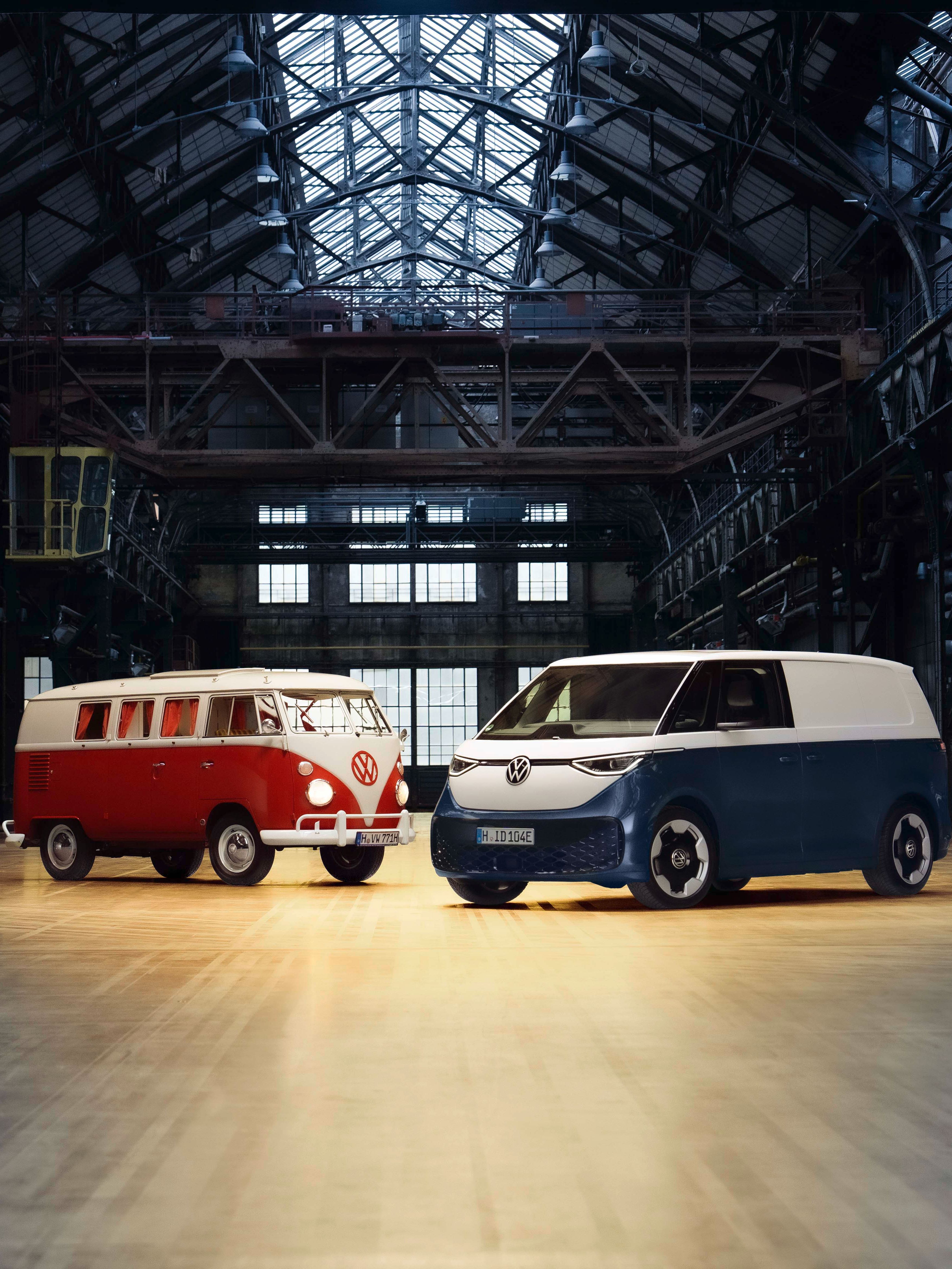 Um VW T1 e ID. Buzz Cargo num armazém.