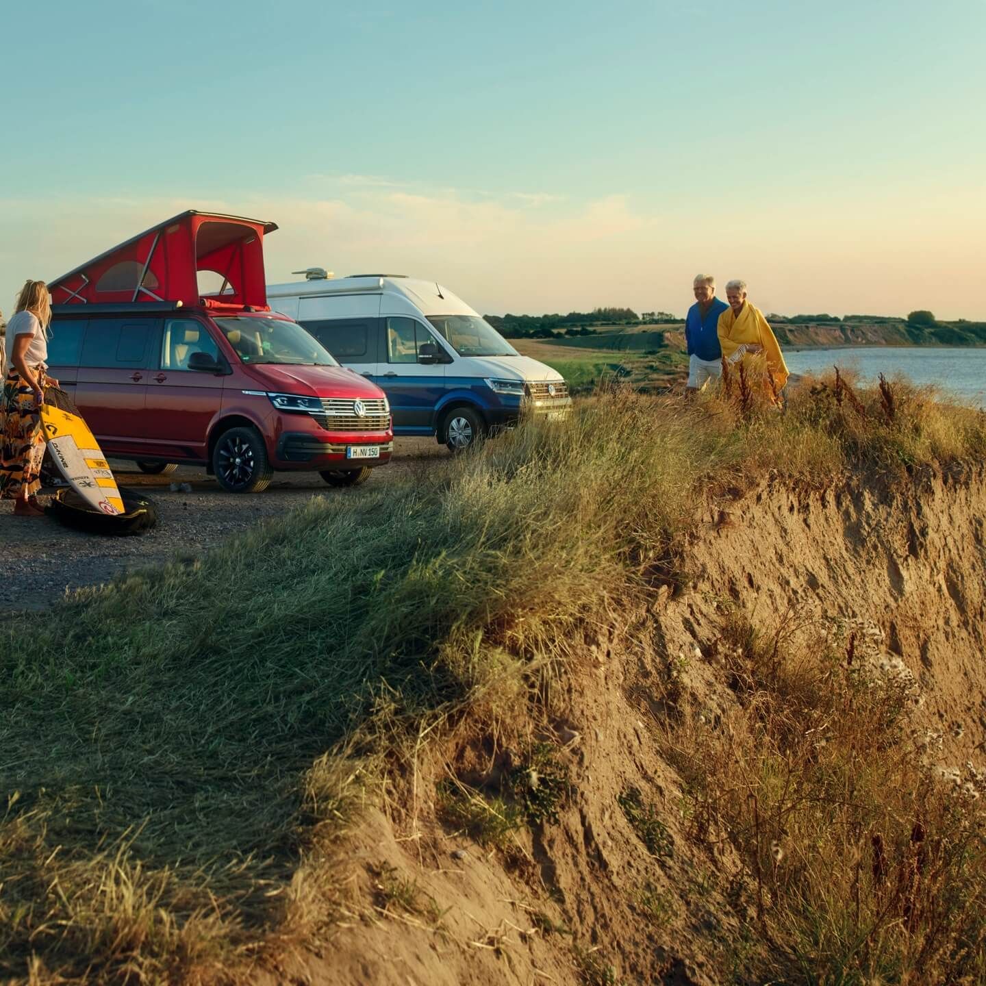 Uma VW Caddy California, uma VW California 6.1 e uma VW Grand California, lado a lado numa duna.