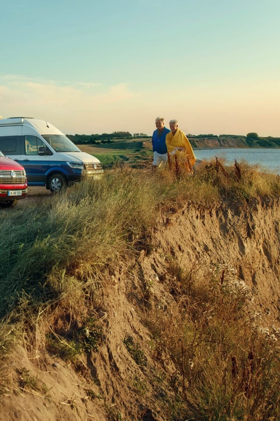 Uma VW Caddy California, uma VW California 6.1 e uma VW Grand California, lado a lado numa duna.