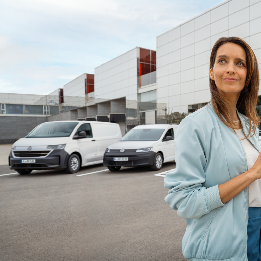 Gama Volkswagen Veículos Comerciais. Senhora em frente aos carros