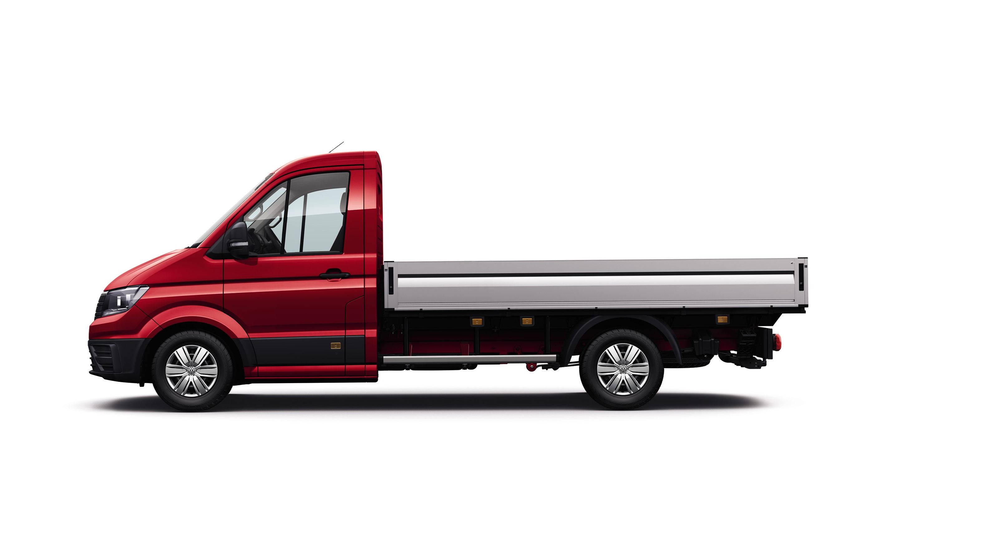 A VW Crafter Chassis Cabina com distância média entre eixos e cabina simples vista de lado.