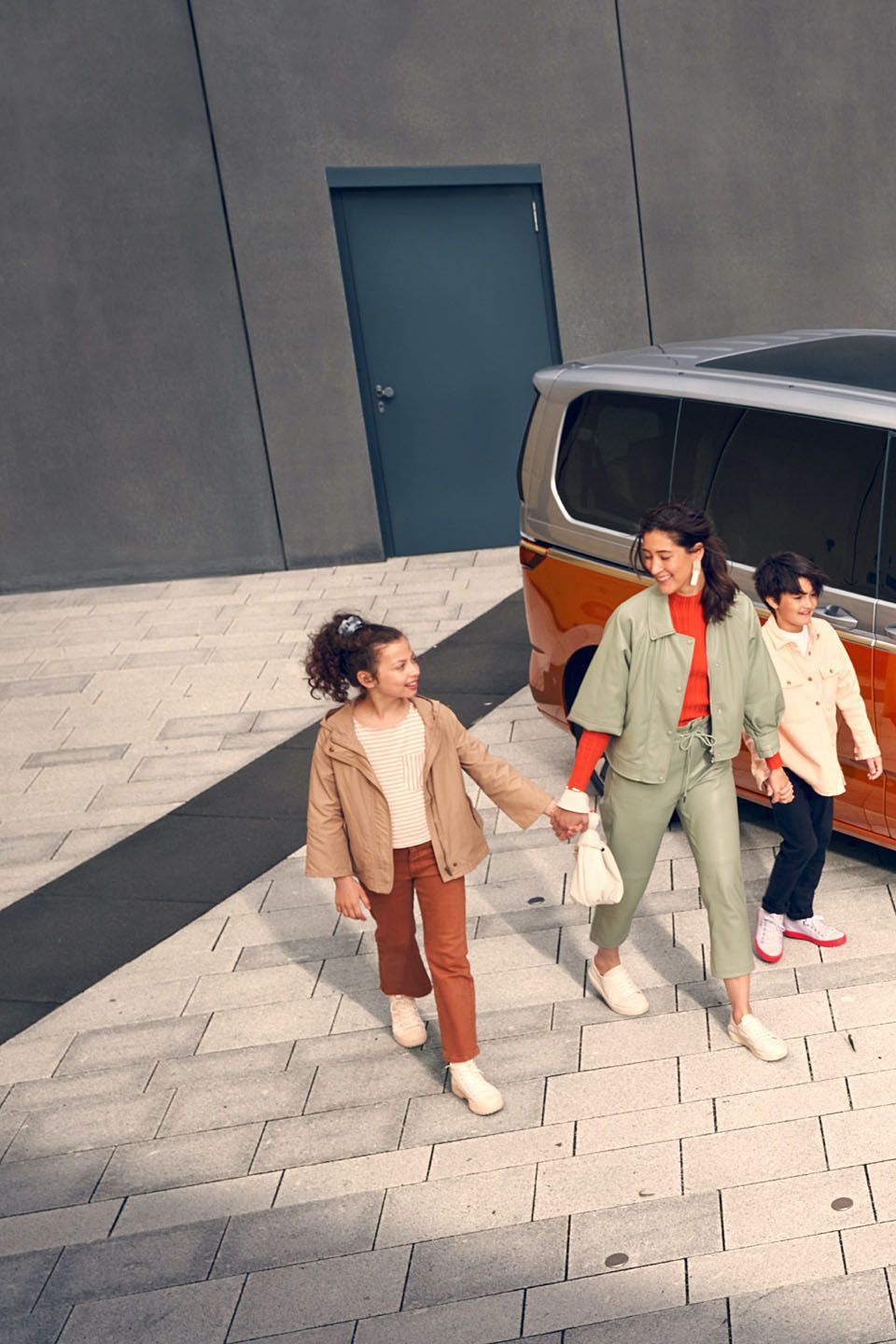 Weißer VW Transporter parkt vor einem Haus