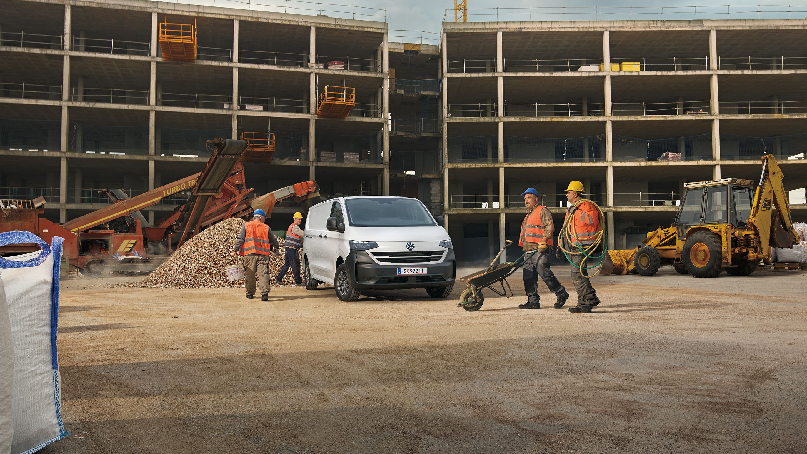 Transporter Kastenwagen auf Baustelle