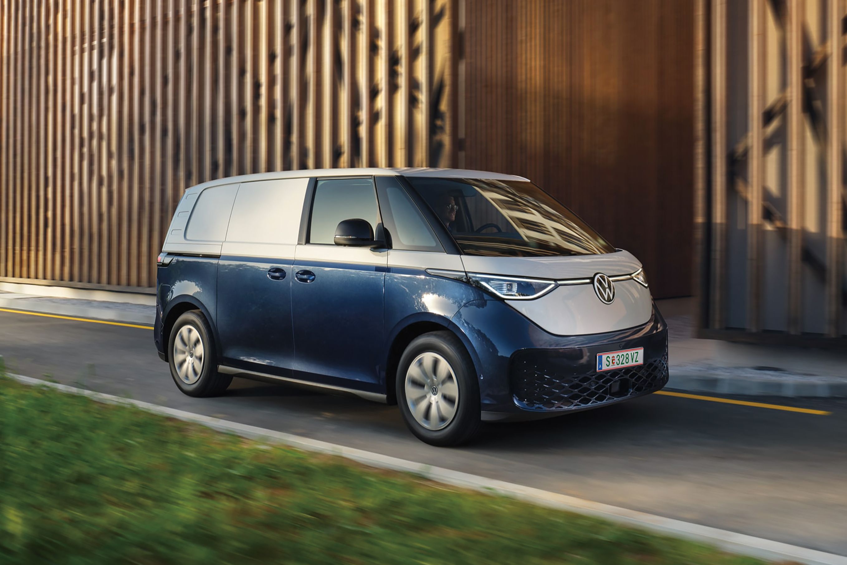 Blauer ID. Buzz fährt entlang einer einspurigen Straße