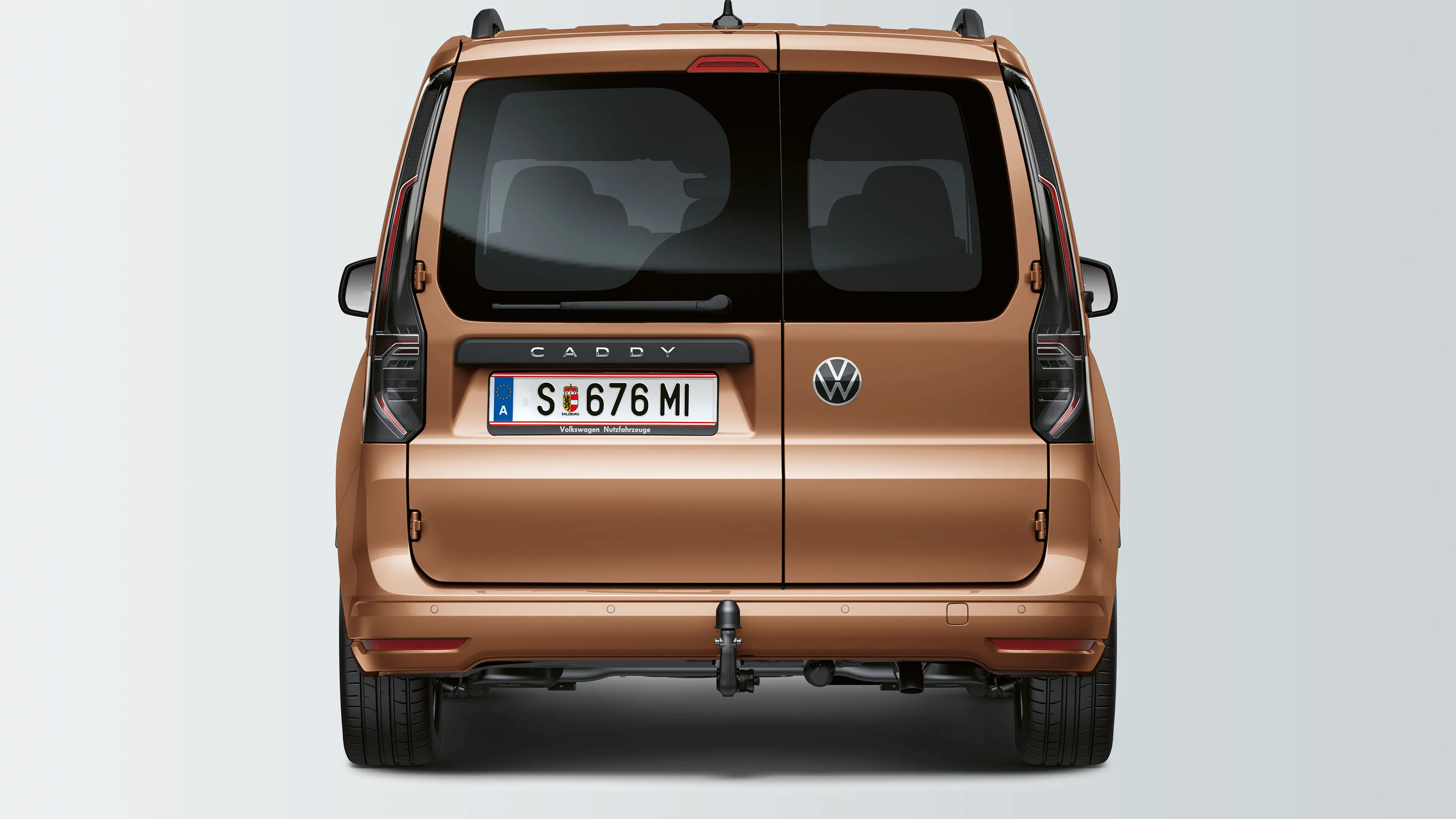 Die Heckflügeltüren eines VW Caddy mit Fenster sind zu sehen.