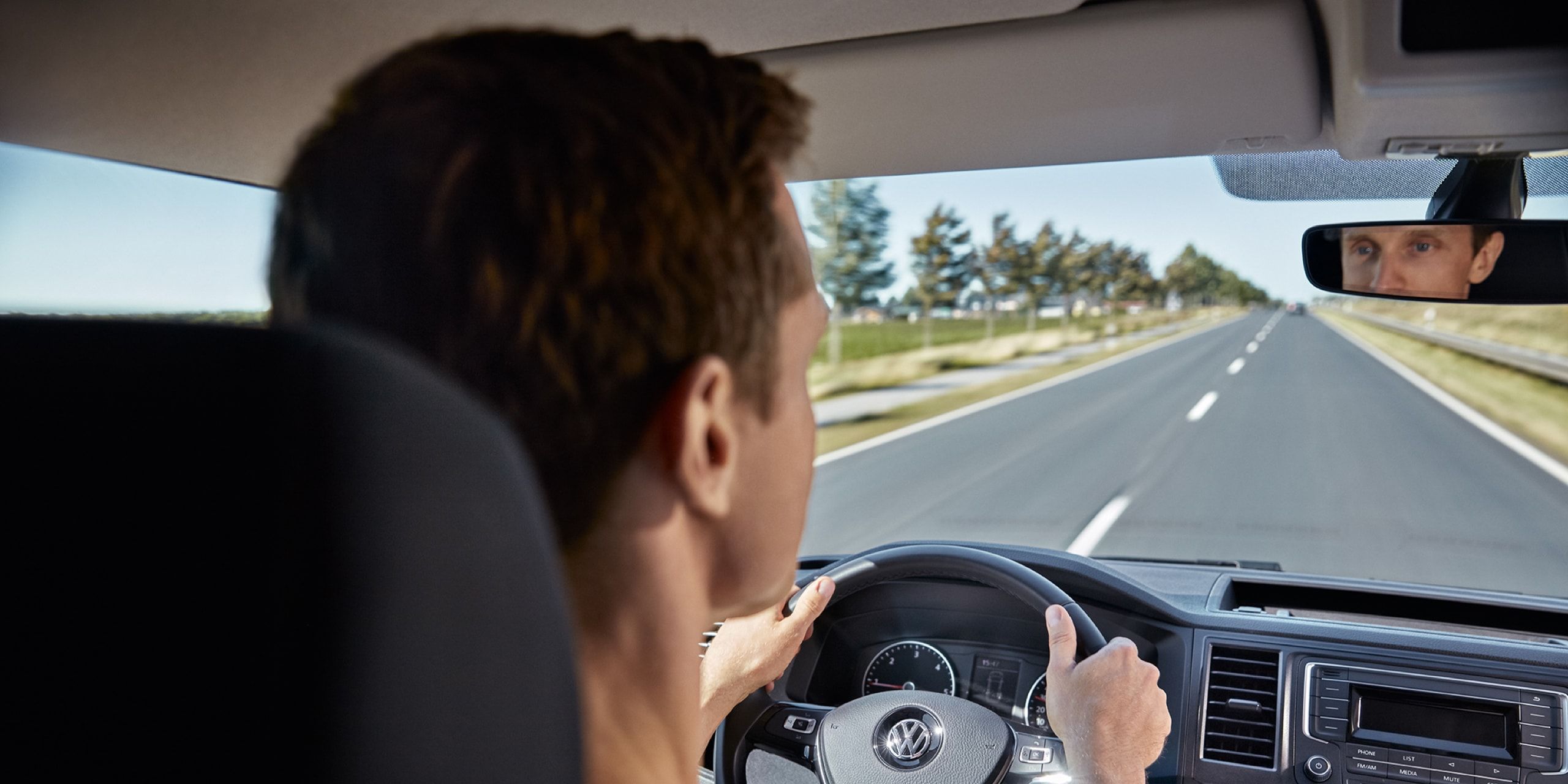 zu sehen ist eine Hand die ein Smartphone hält 