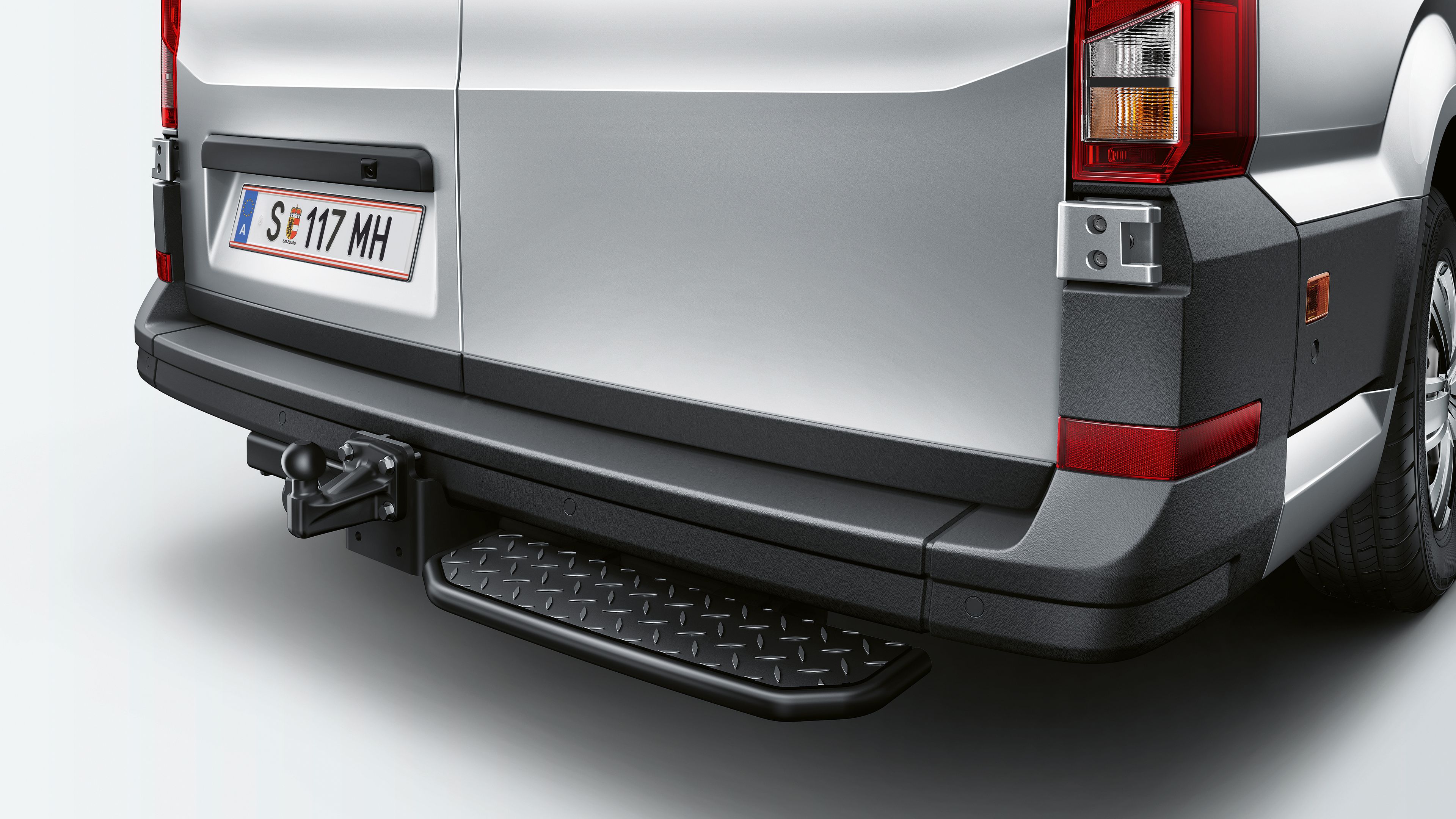 Vista próxima do gancho de reboque amovível com bola de reboque da VW Crafter Chassis