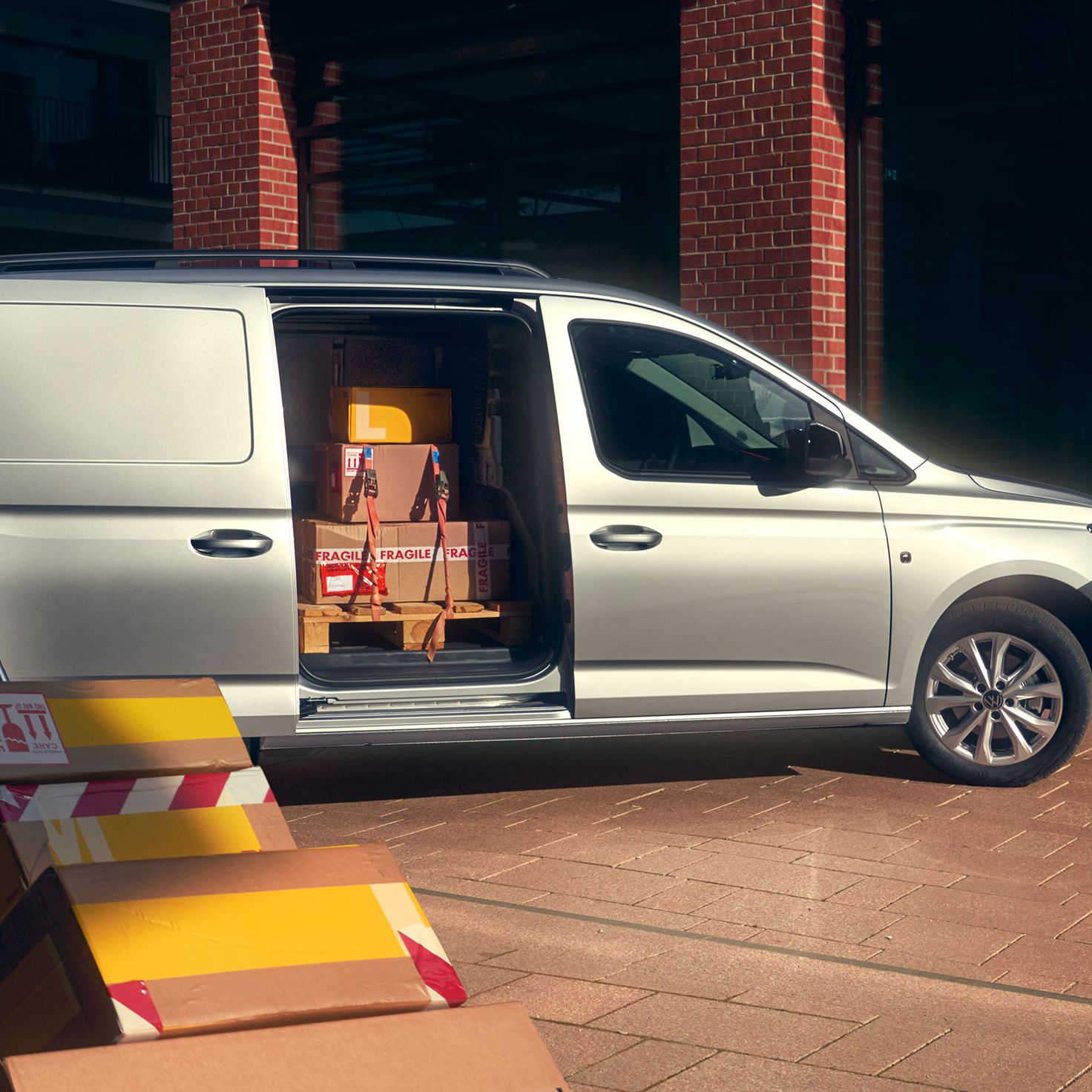 Um VW Caddy Cargo Maxi em frente a um edifício a ser descarregado.