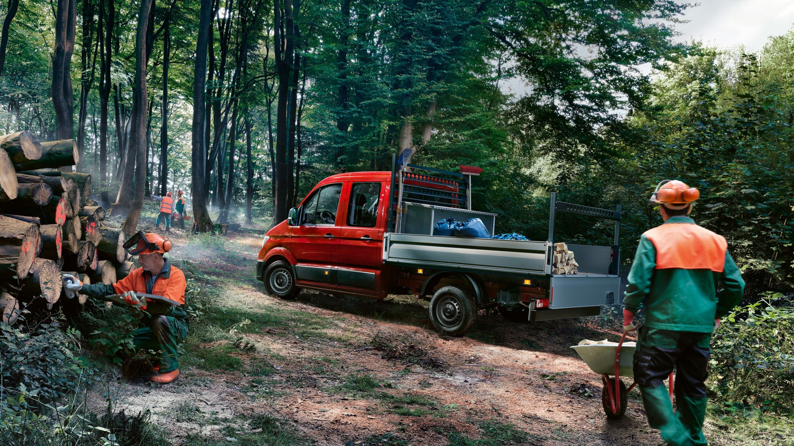 Uma VW Crafter Furgão desloca-se de forma dinâmica num caminho de floresta.