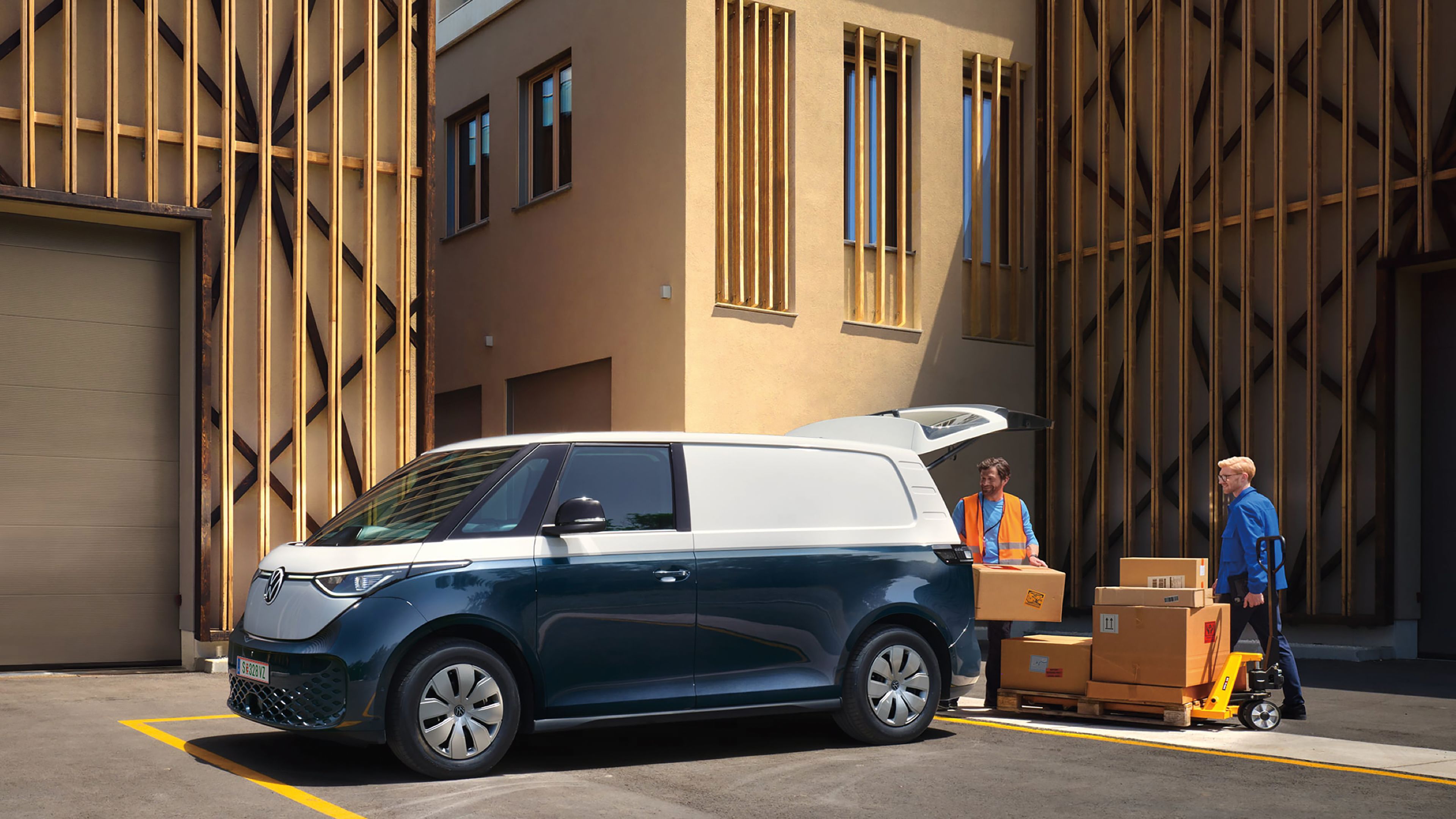 O ID. Buzz Cargo estacionado num pátio interior a ser carregado.