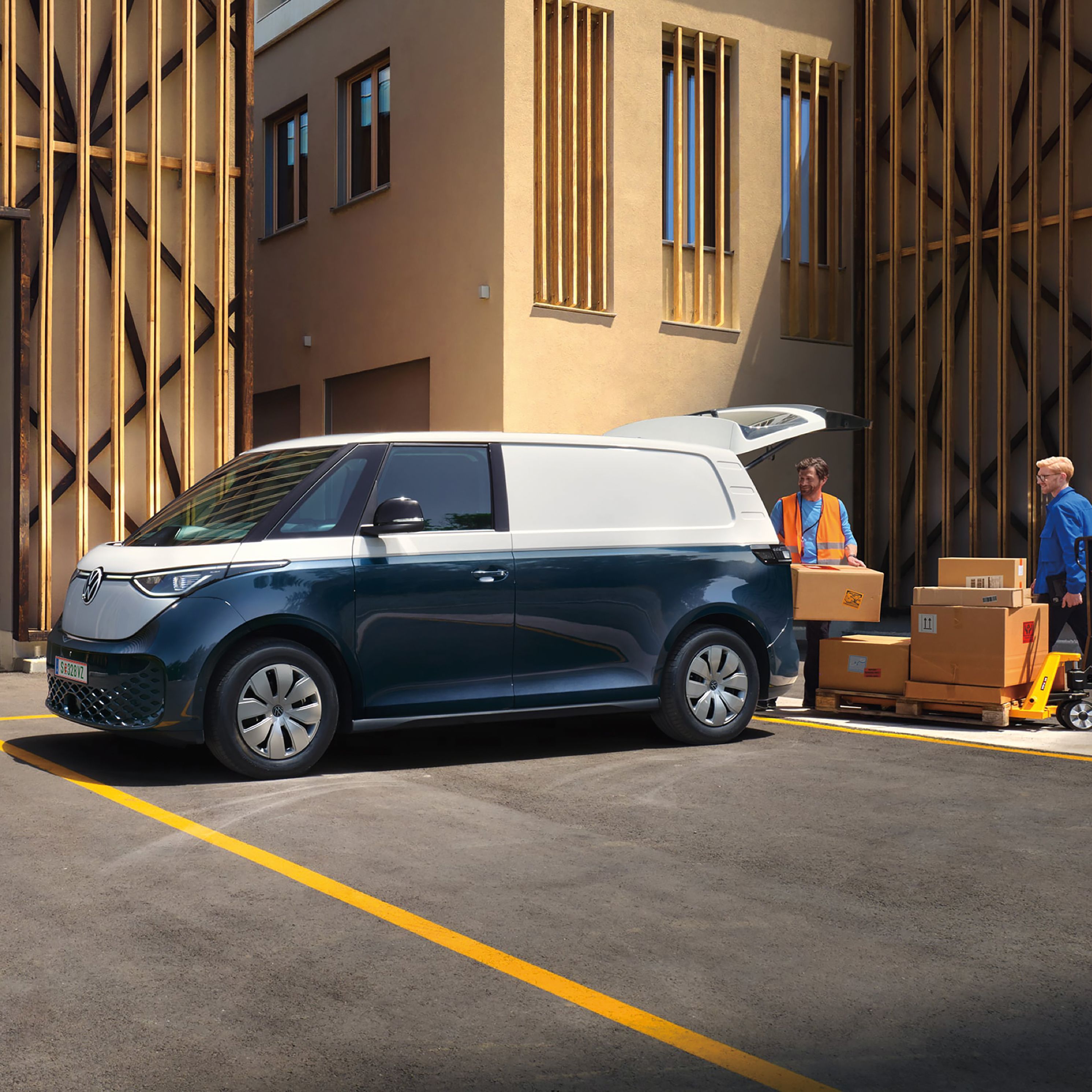 O ID. Buzz Cargo estacionado num pátio interior a ser carregado.