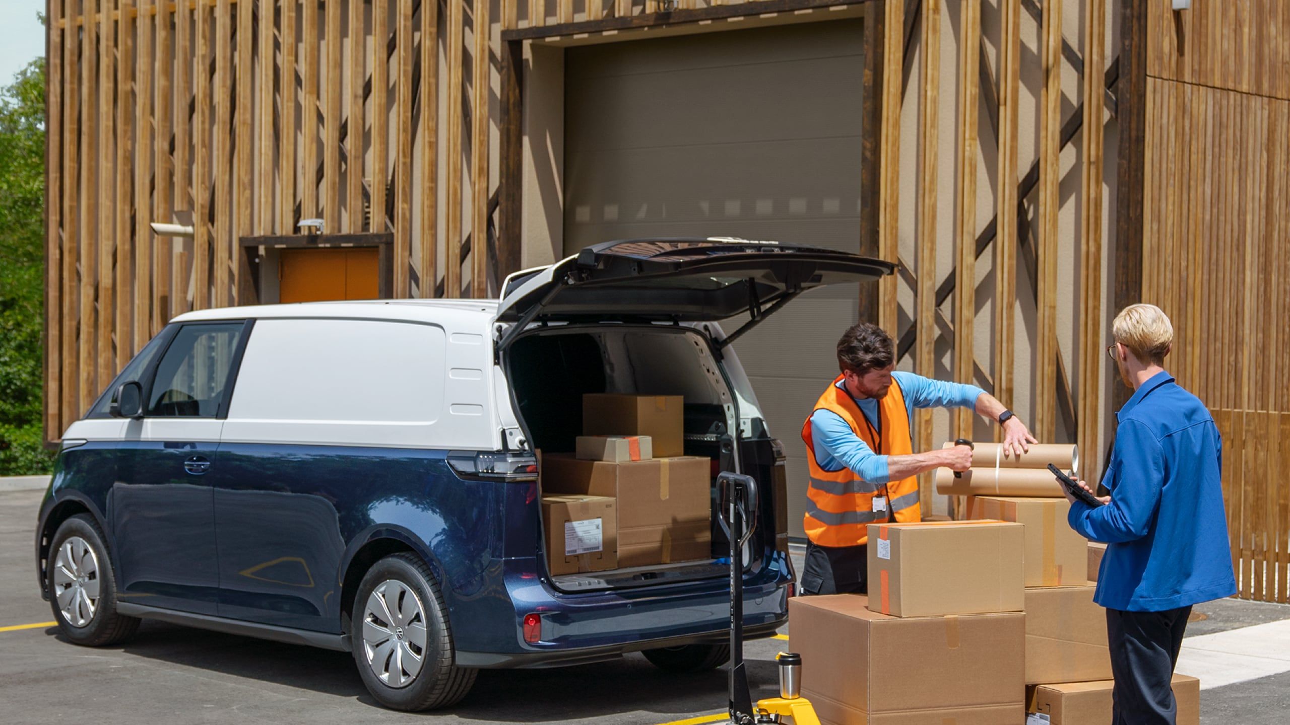 O ID. Buzz Cargo estacionado e dois homens a verificar a carga.