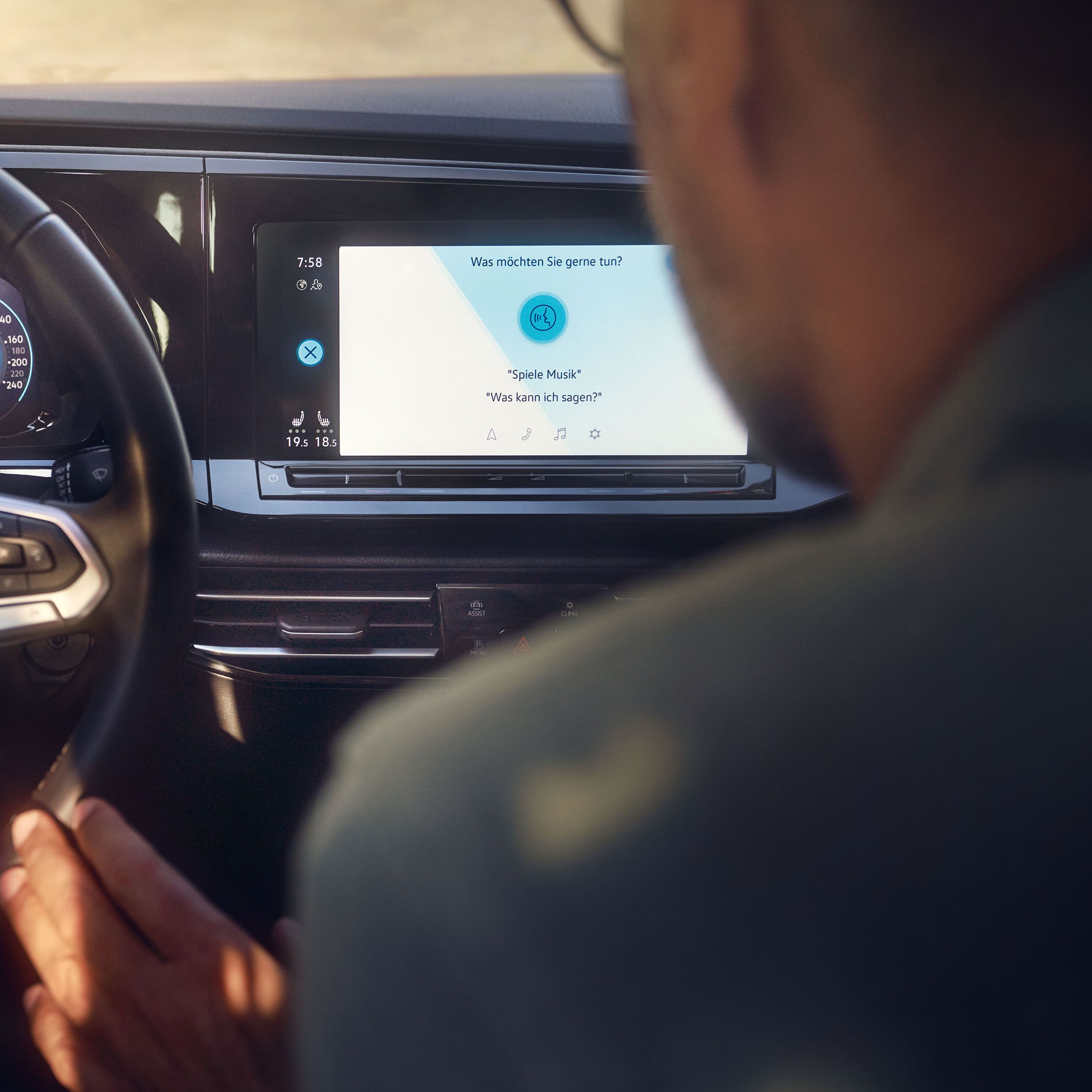 Um homem no VW Caddy a usar o controlo por voz