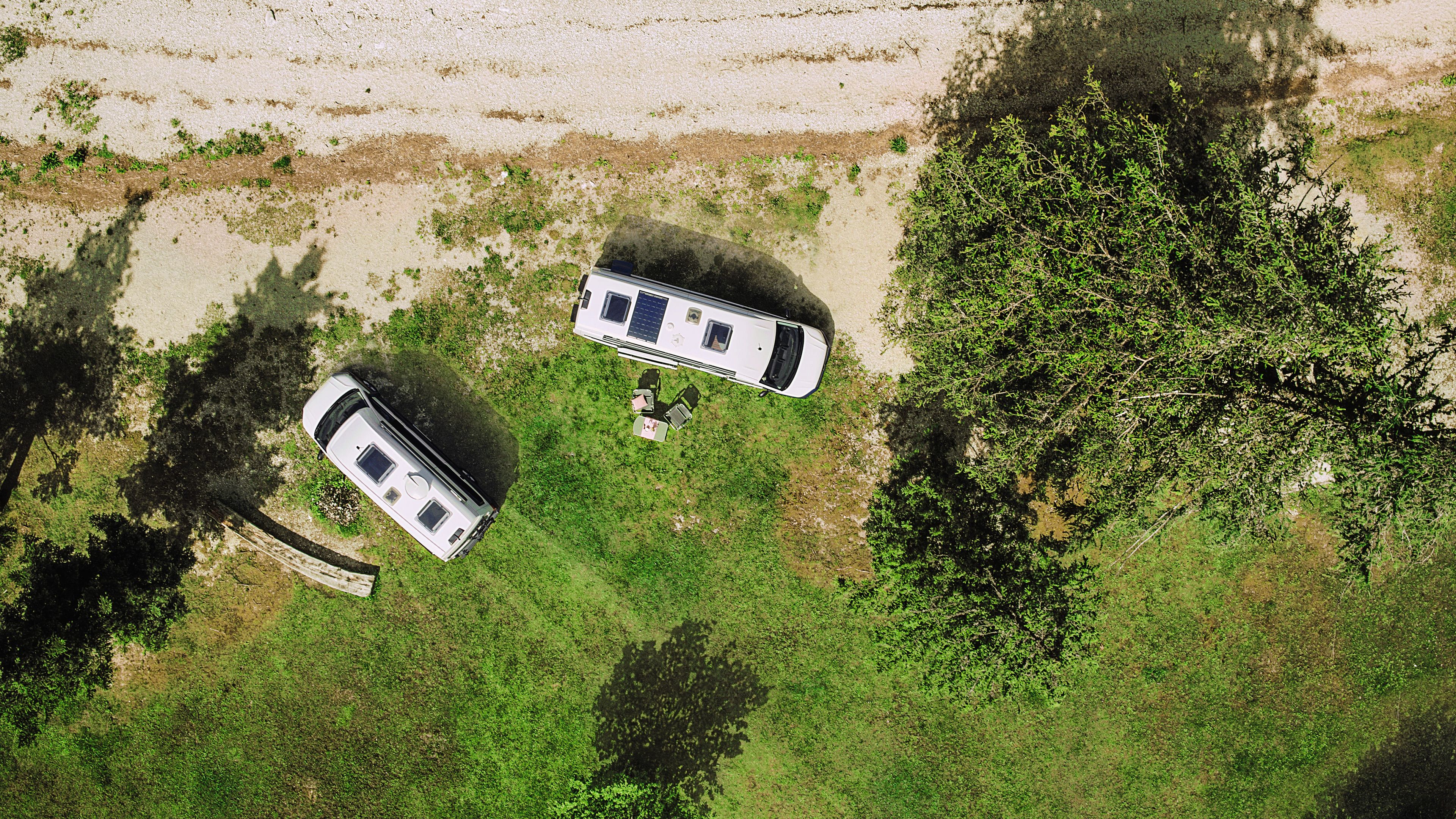 Duas autocaravanas VW Grand California de cima. O sistema solar e de satélite pode ser visto.