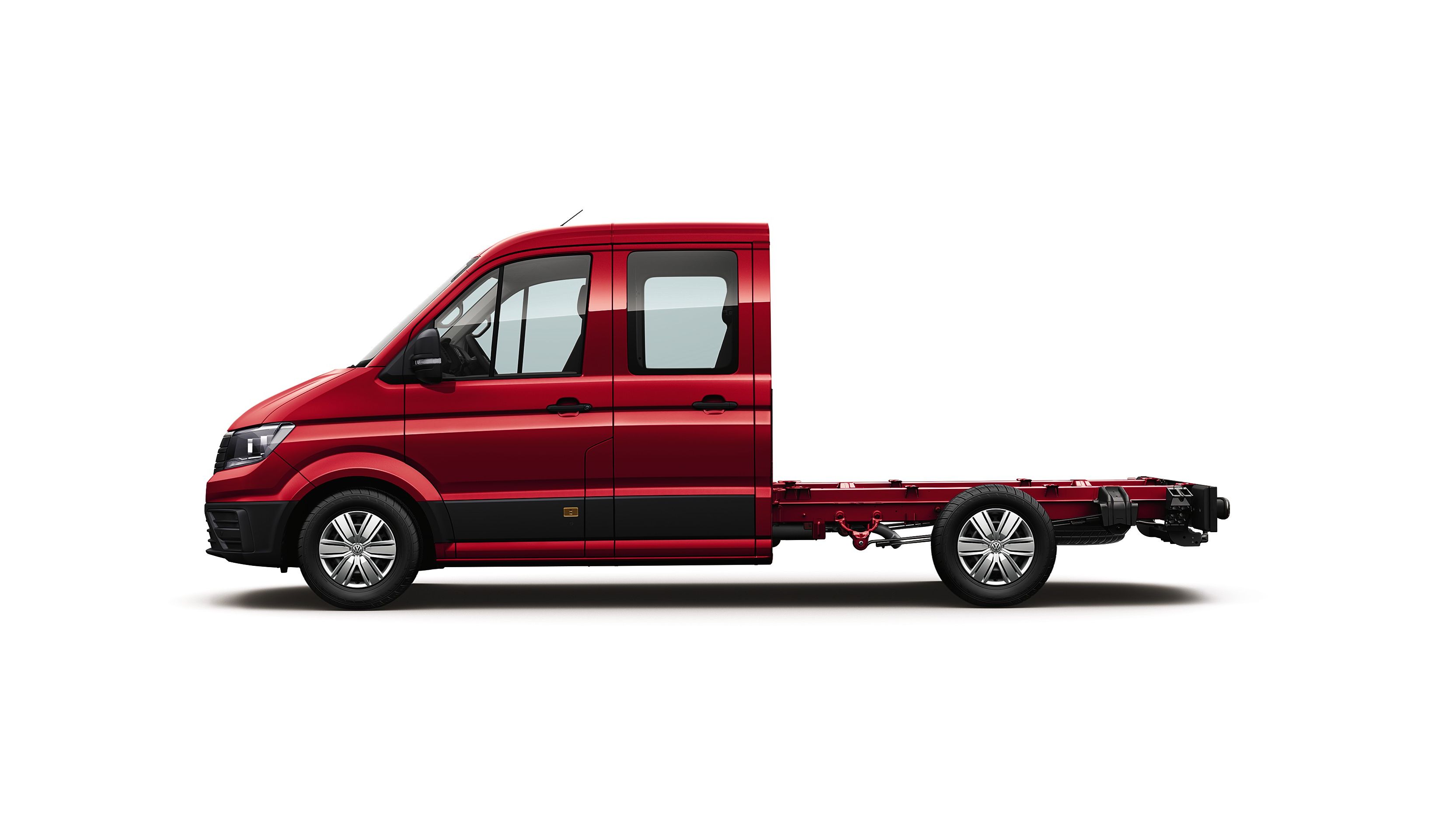 Uma carrinha VW Crafter Chassis vermelha com distância longa entre eixos e cabina dupla