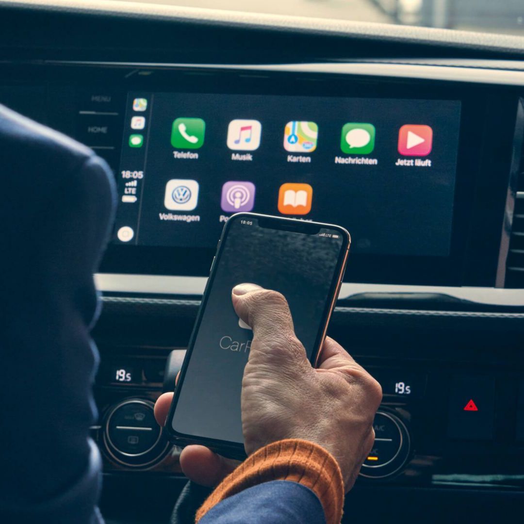 Ein Mann bedient gerade die VW We Connect App auf einem Smartphone