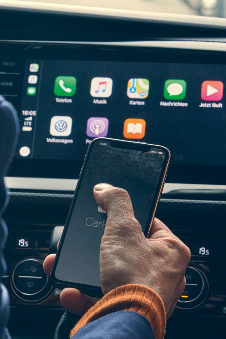 Ein Mann bedient gerade die VW We Connect App auf einem Smartphone