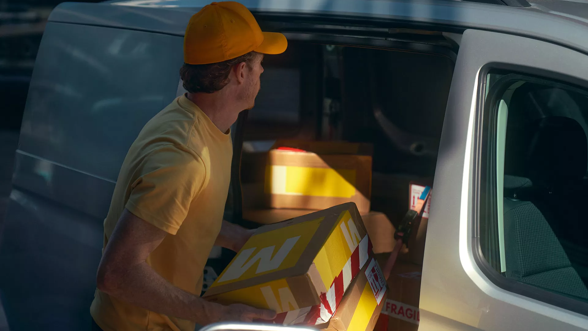 Caddy Cargo wird entladen, Schiebetüre geöffnet