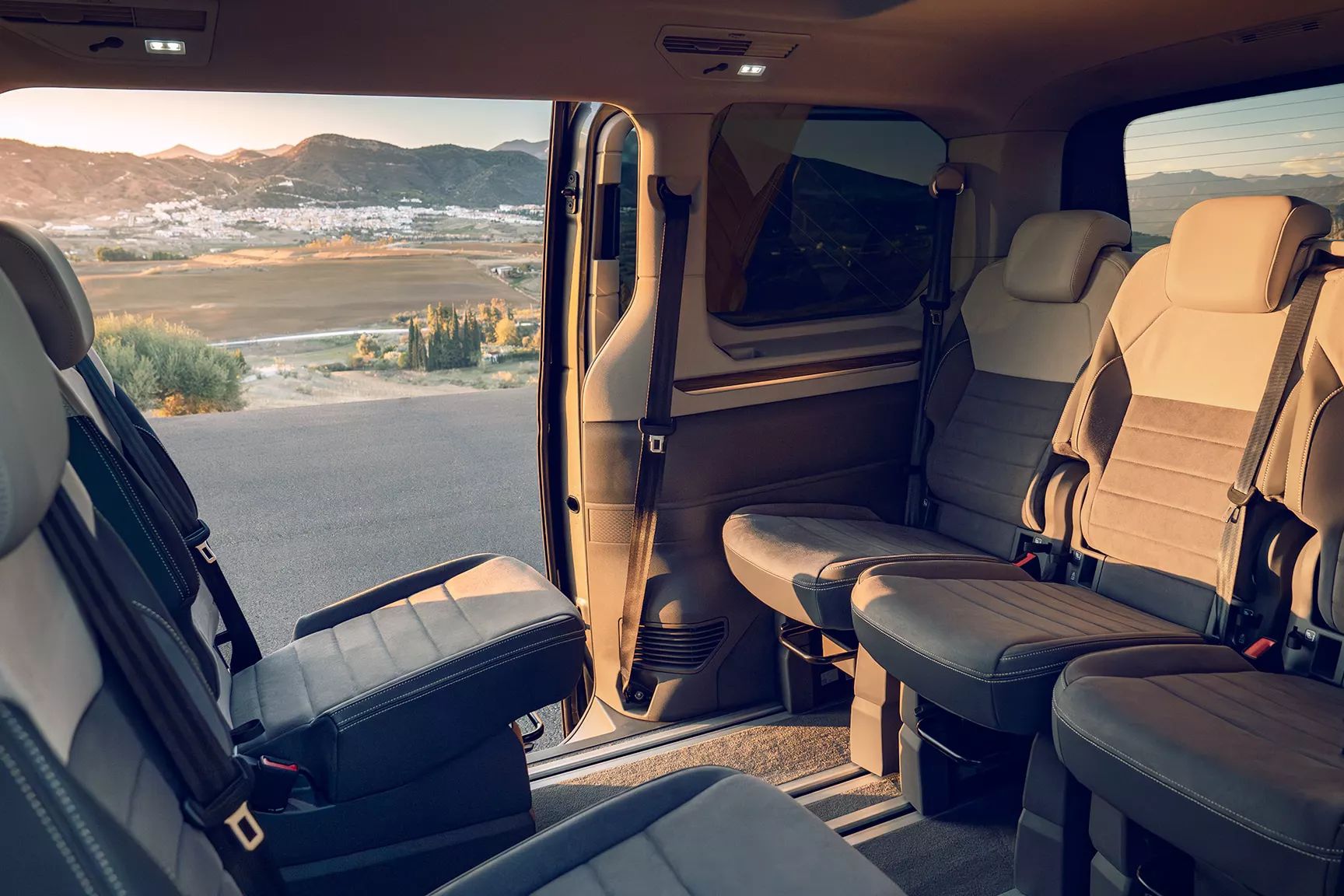 Blick aus geöffneter Hintertüre eines Multivans