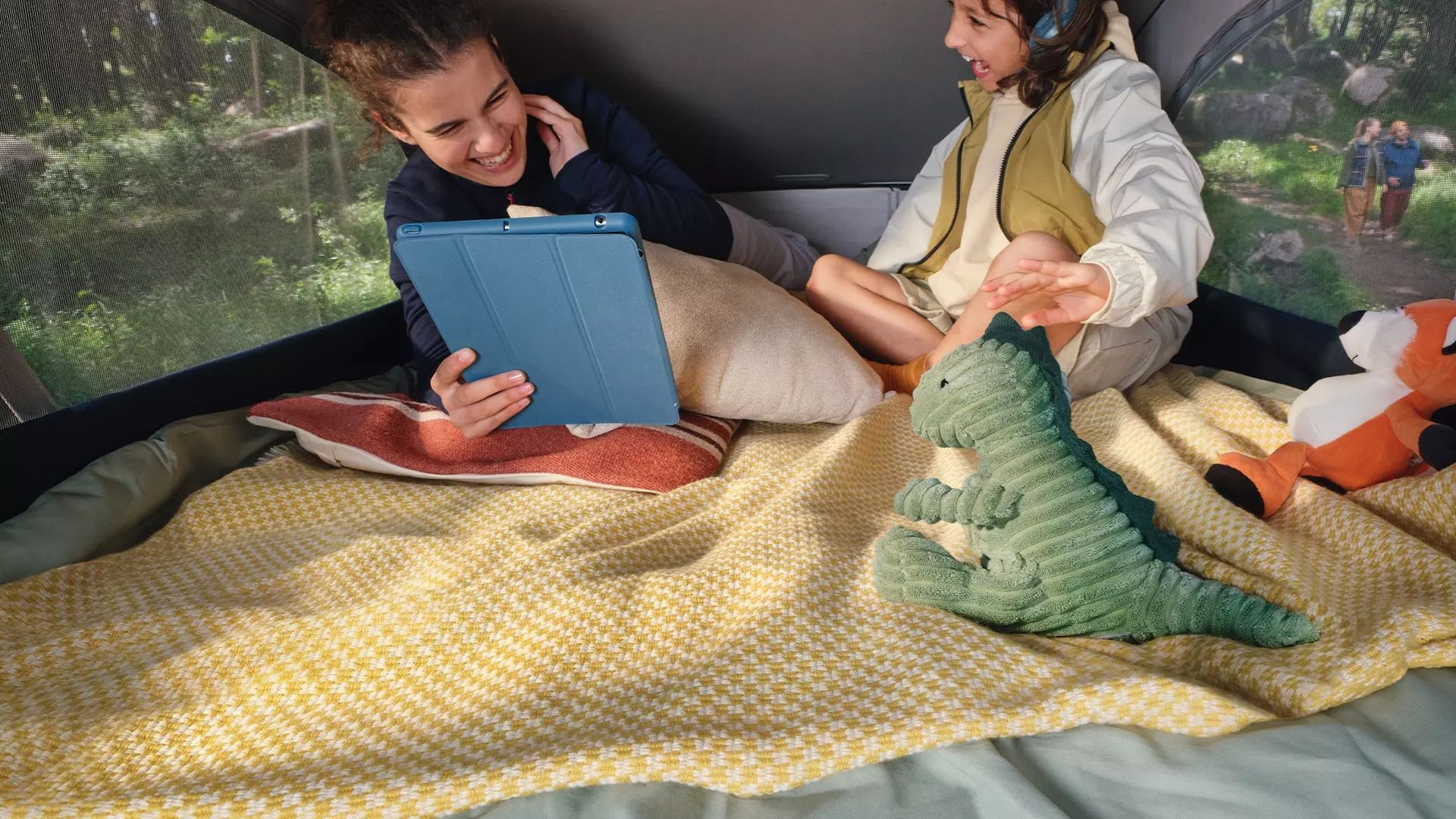 Duas crianças brincam numa Volkswagen California.