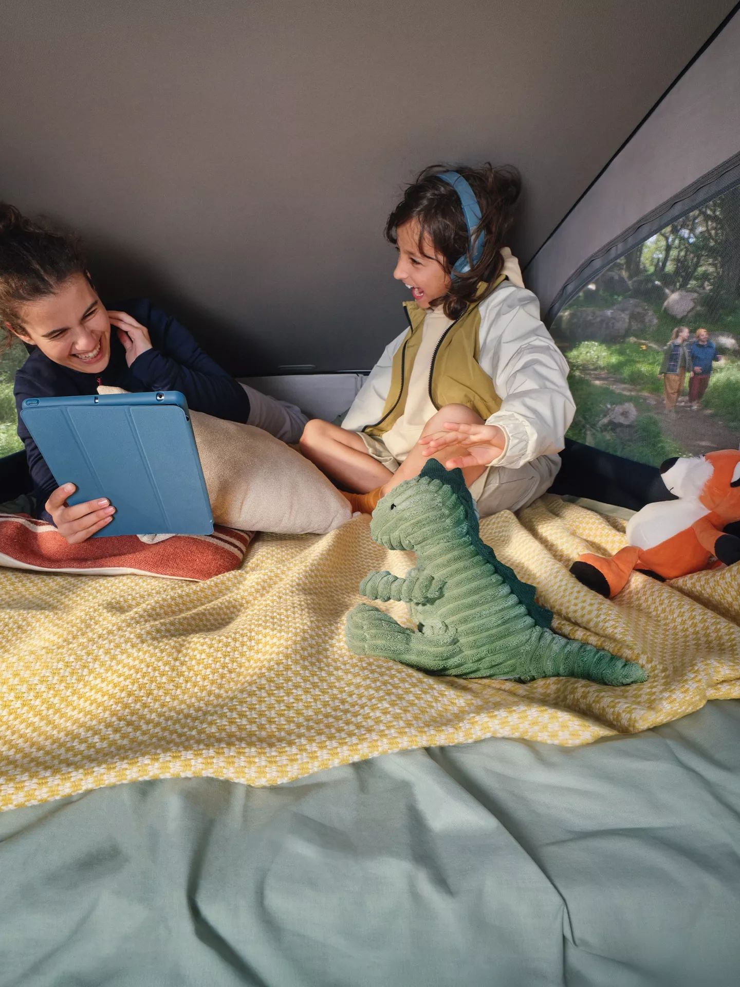 Duas crianças brincam numa Volkswagen California.