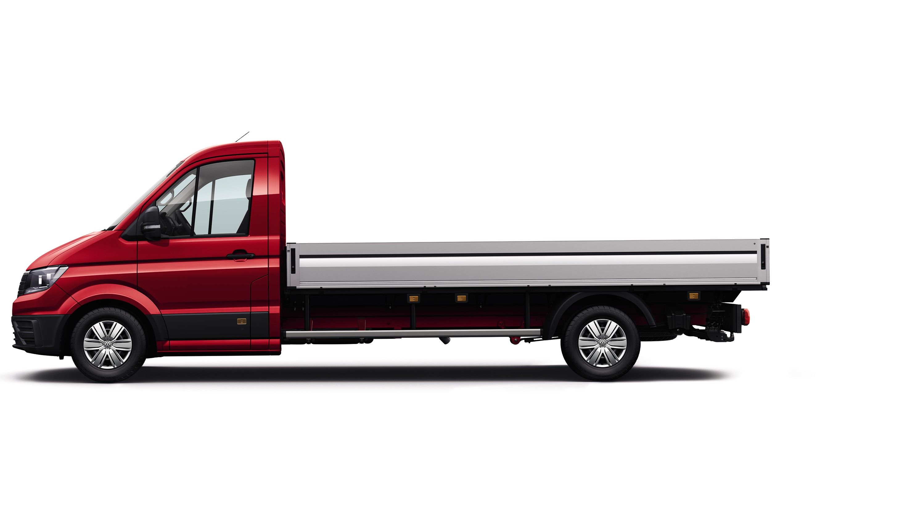 A Volkswagen Crafter Chassis Cabina com distância longa entre eixos e cabina simples vista de lado.