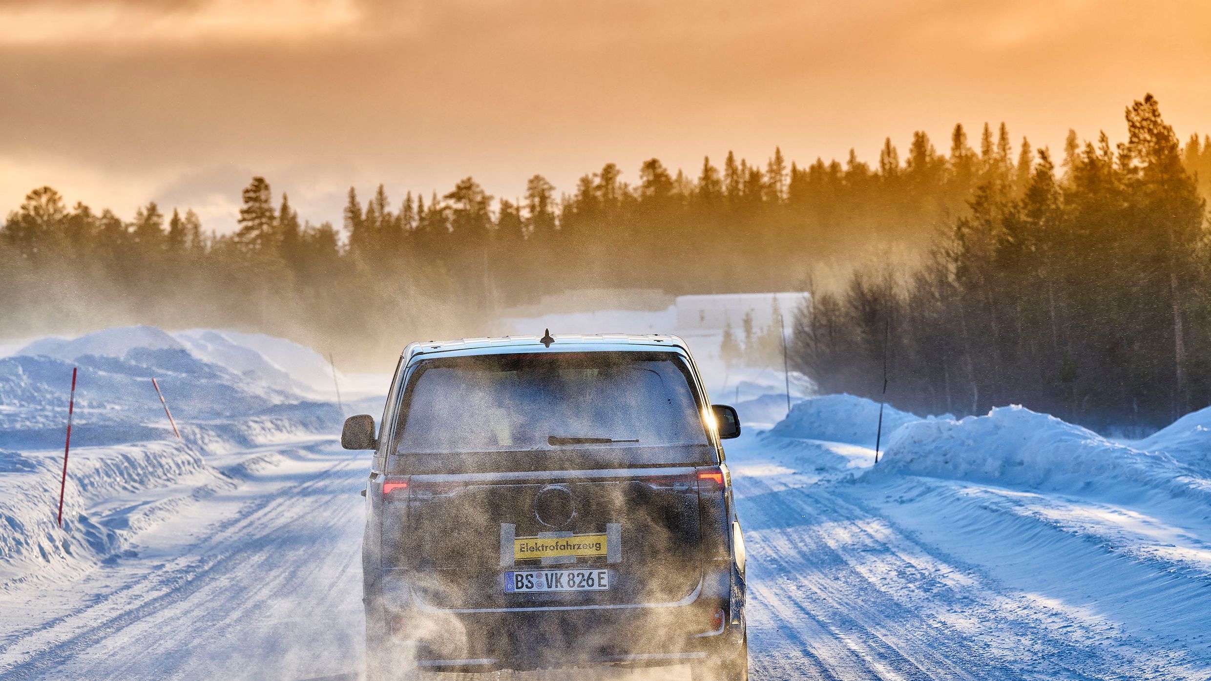 Novo Volkswagen ID.Buzz em movimento numa estrada com neve 