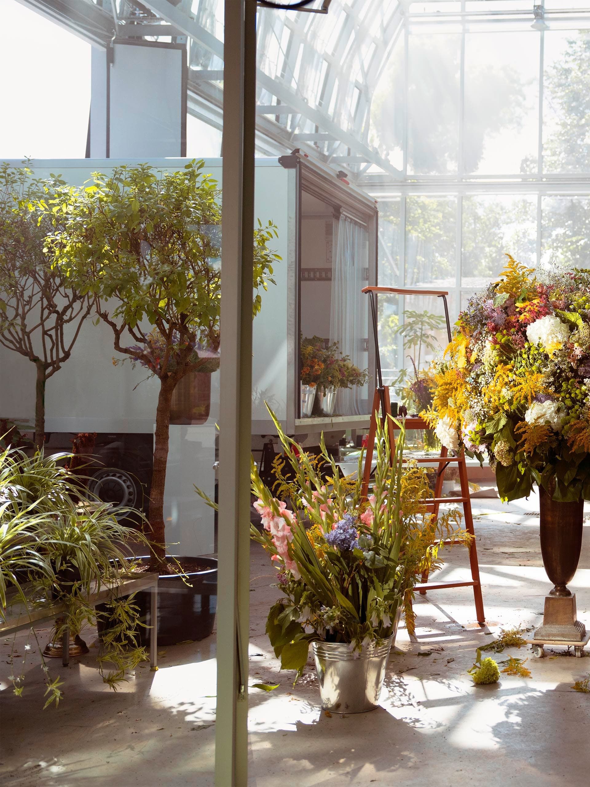 Uma florista compõe um enorme ramo de flores.