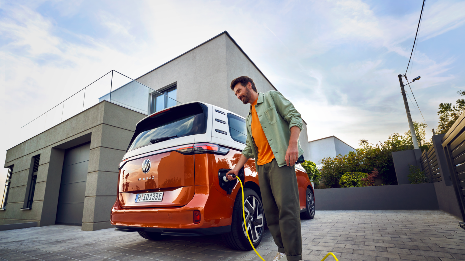 Ewan McGregor an einem elektrifiziertem VW T1 Bulli.