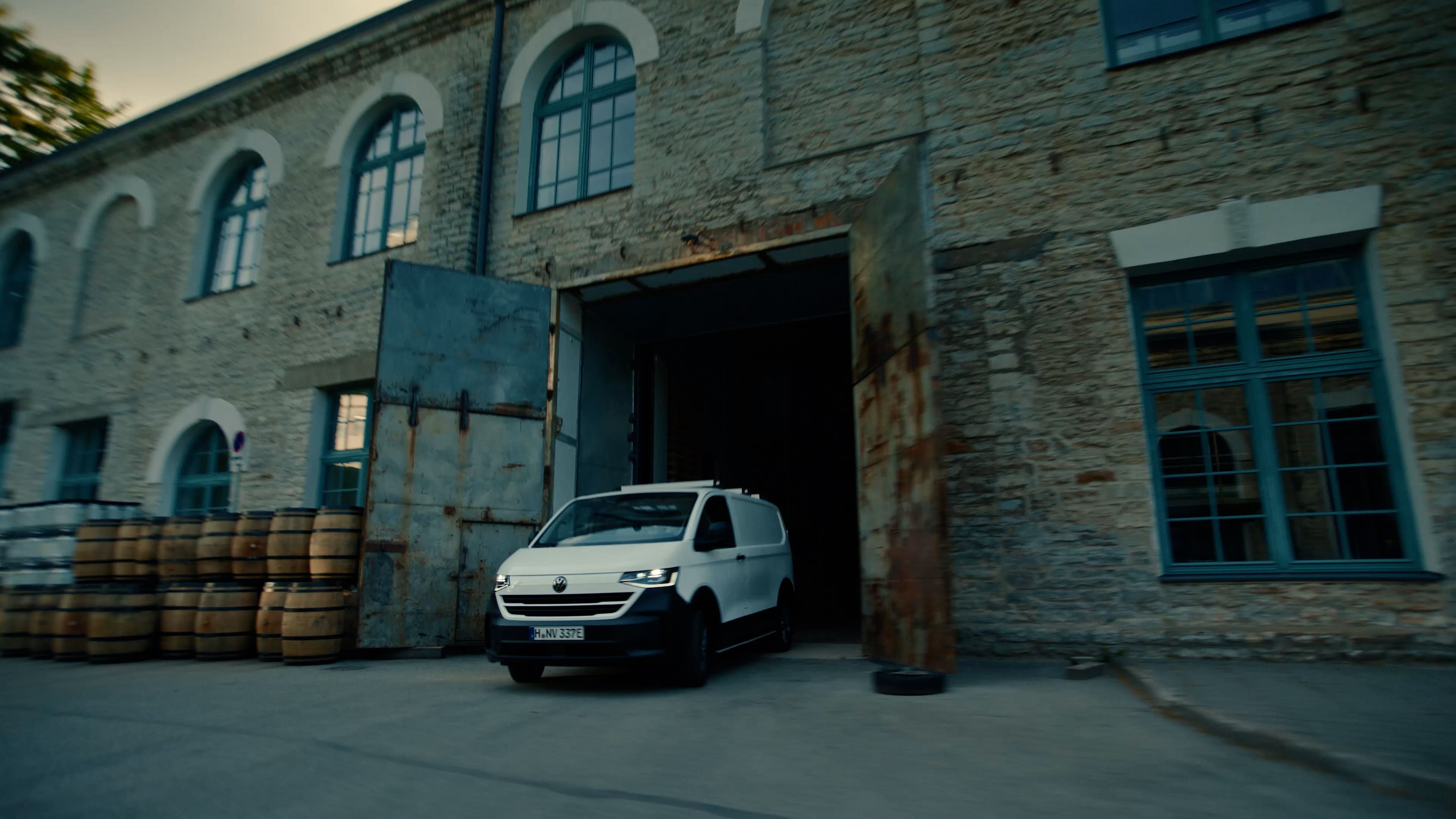 Preview da marca Volkswagen Veículos Comerciais e os espaços que ela cria num retrato em vídeo.