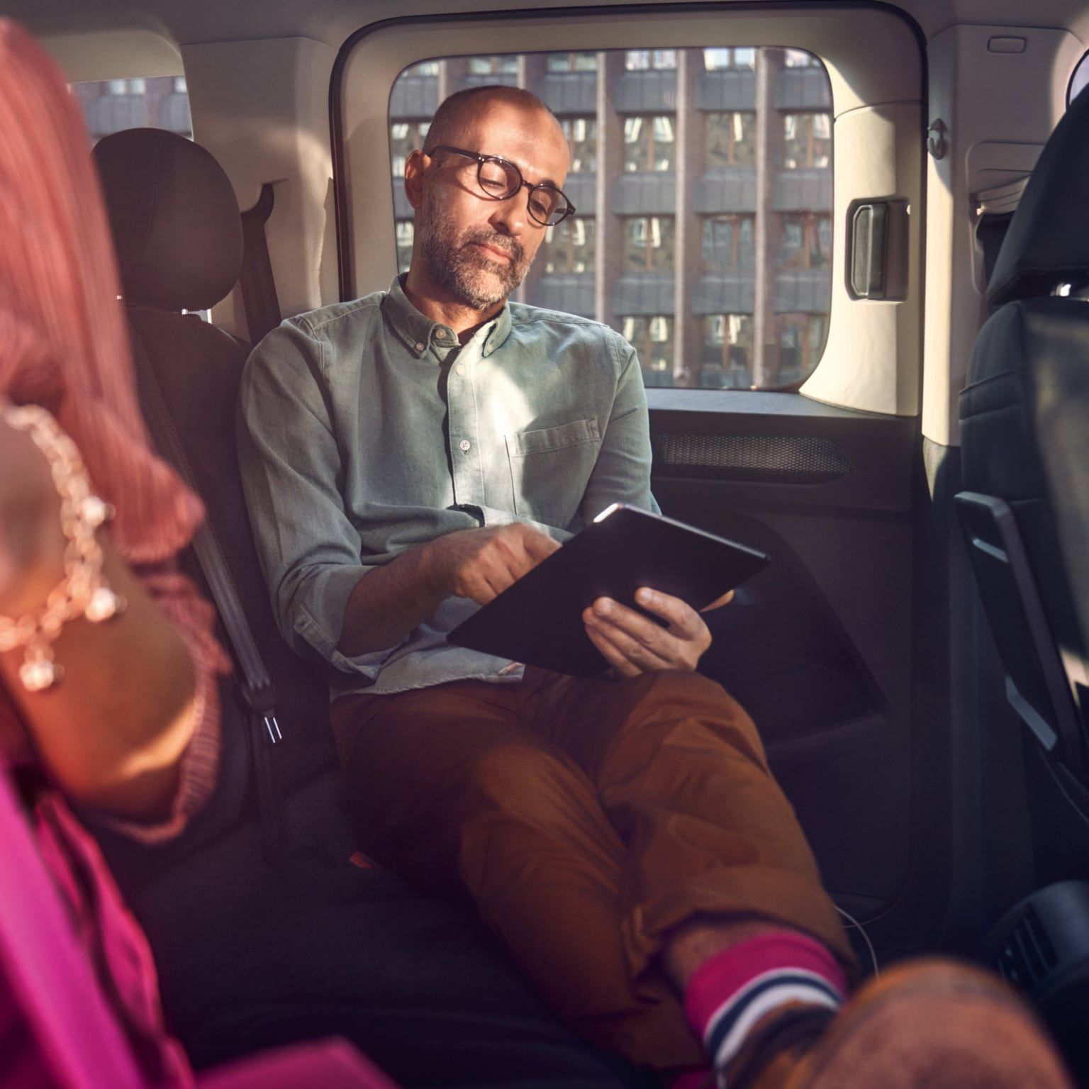 Um homem sentado na confortável Volkswagen Caddy