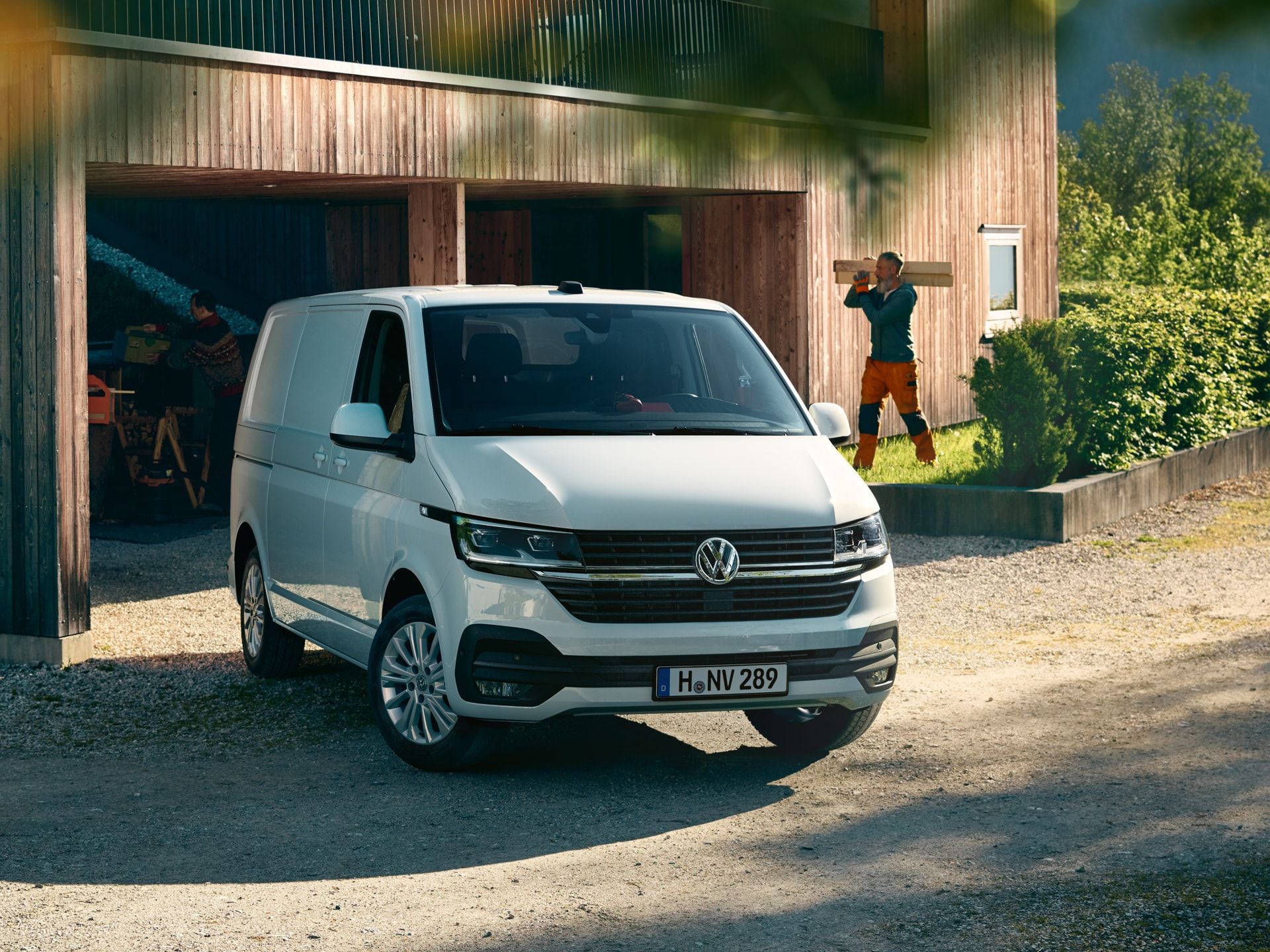 Uma carrinha Transporter 6.1 em frente a uma casa em obras.