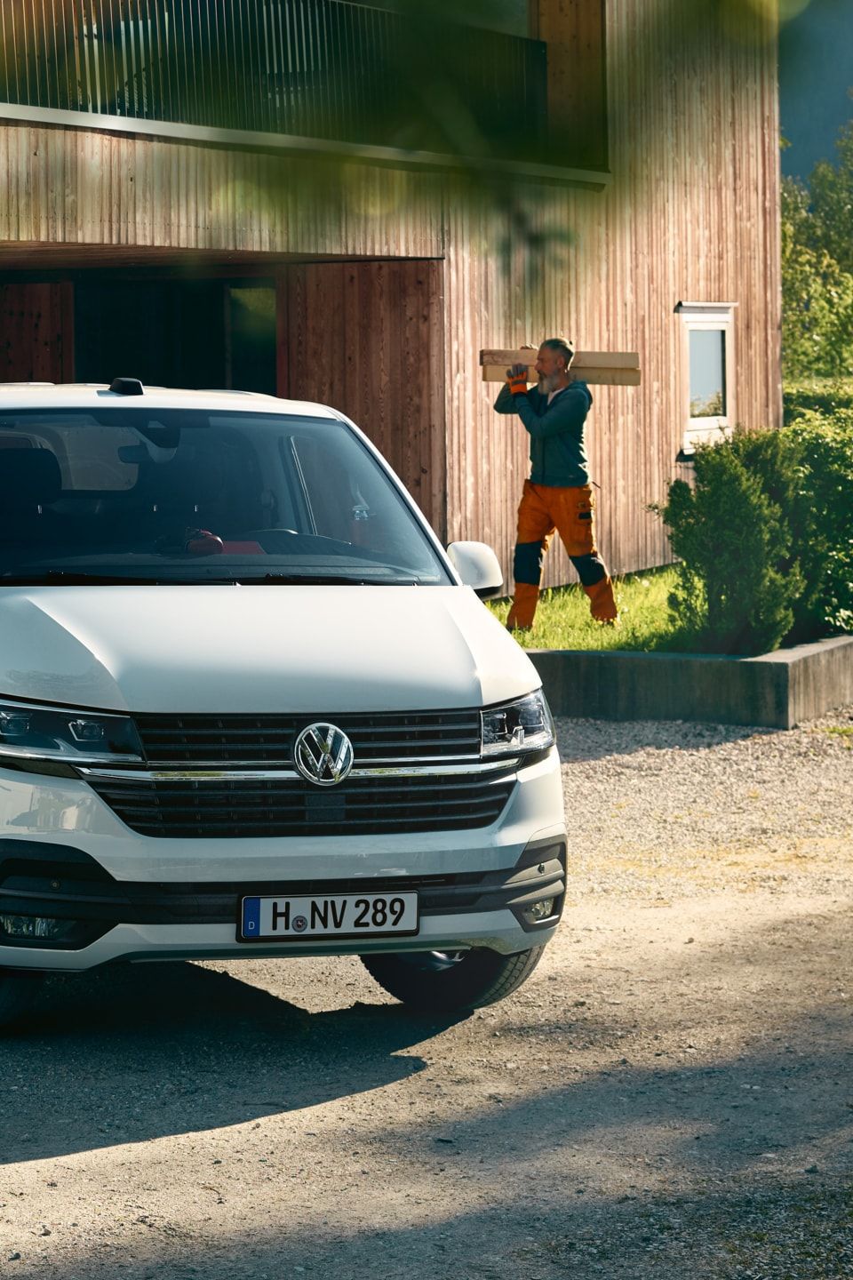 Uma carrinha Transporter 6.1 em frente a uma casa em obras.