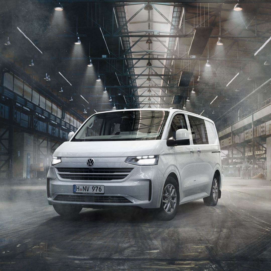 Volkswagen Transporter na cor branca estacionada num armazém