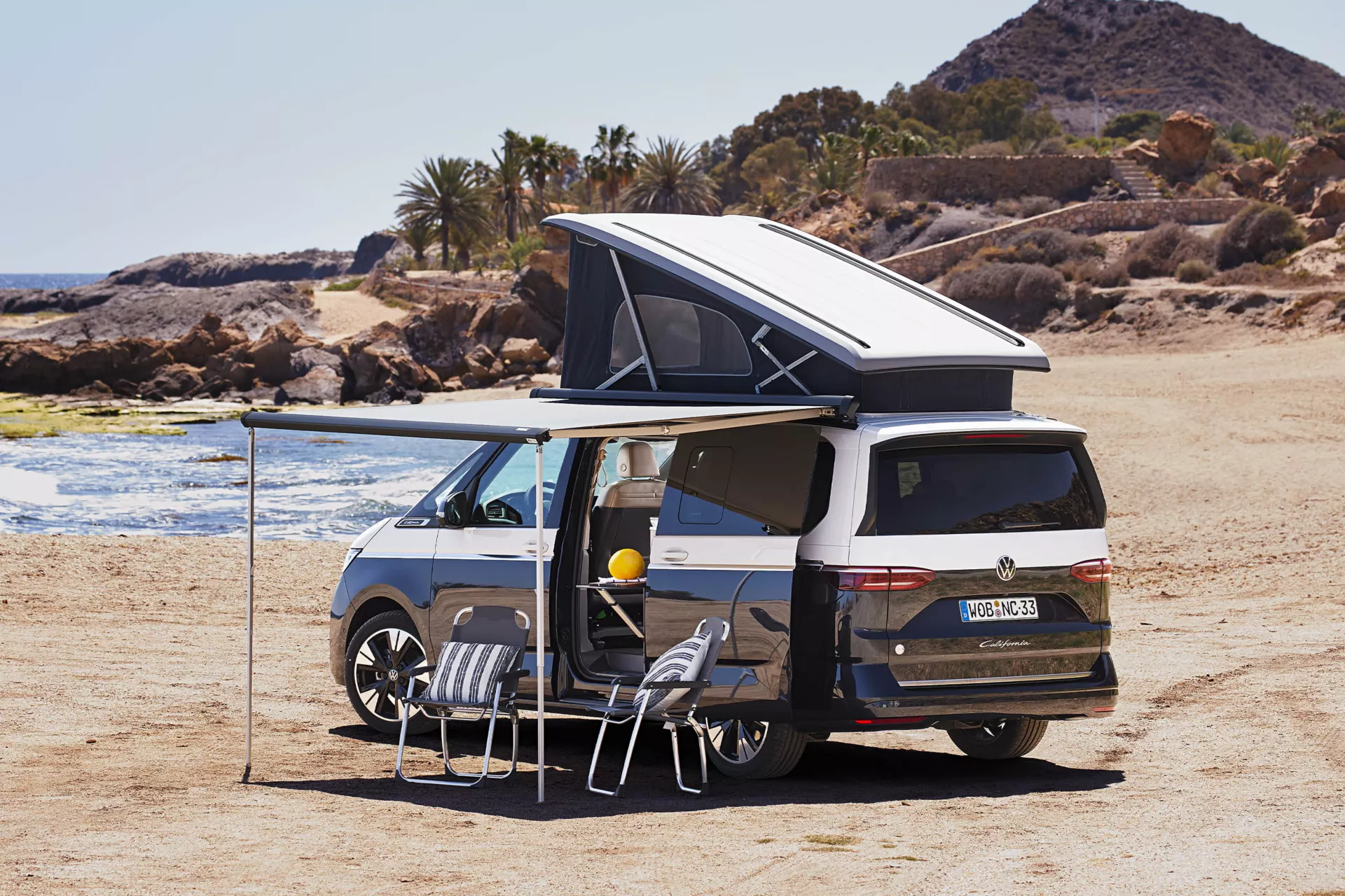 Der neue California mit ausgeklapptem Dach und Marquise, parkt am Strand