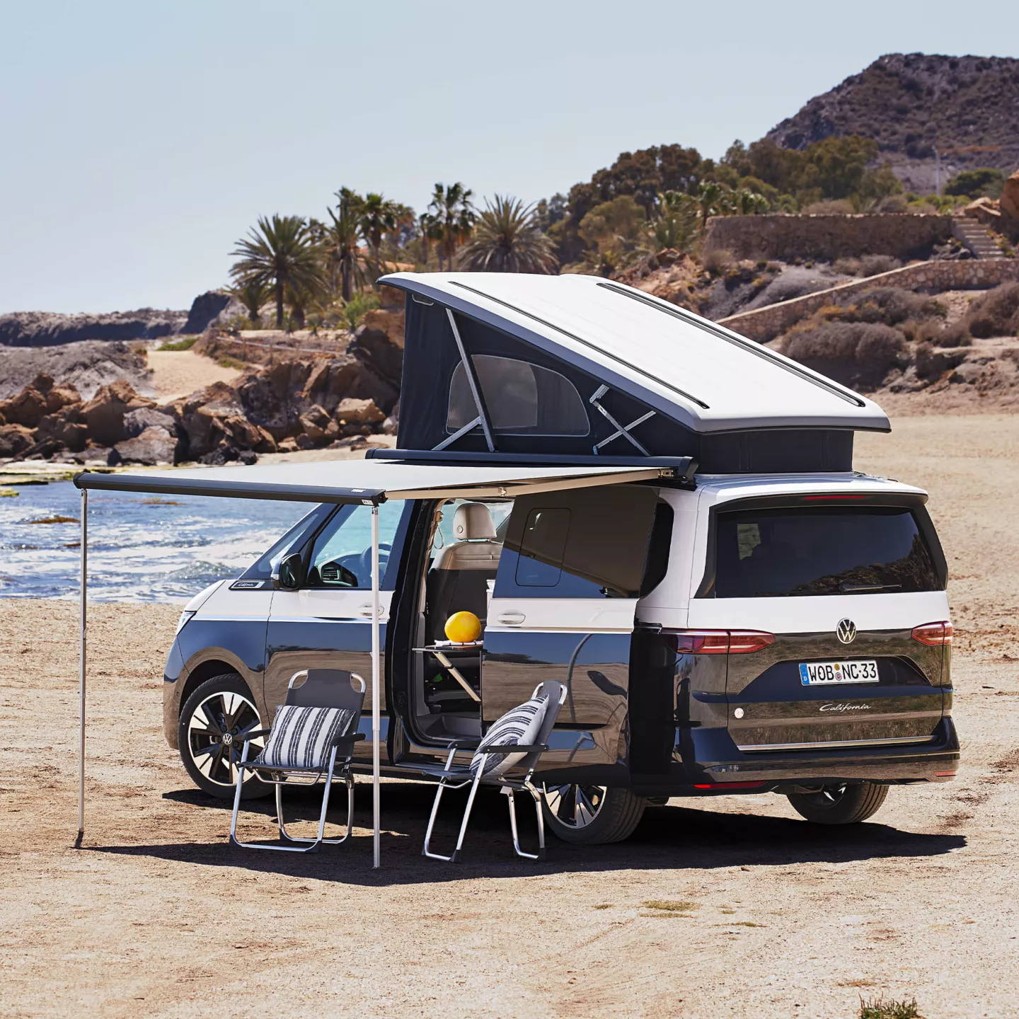 Der neue California mit ausgeklapptem Dach und Marquise, parkt am Strand